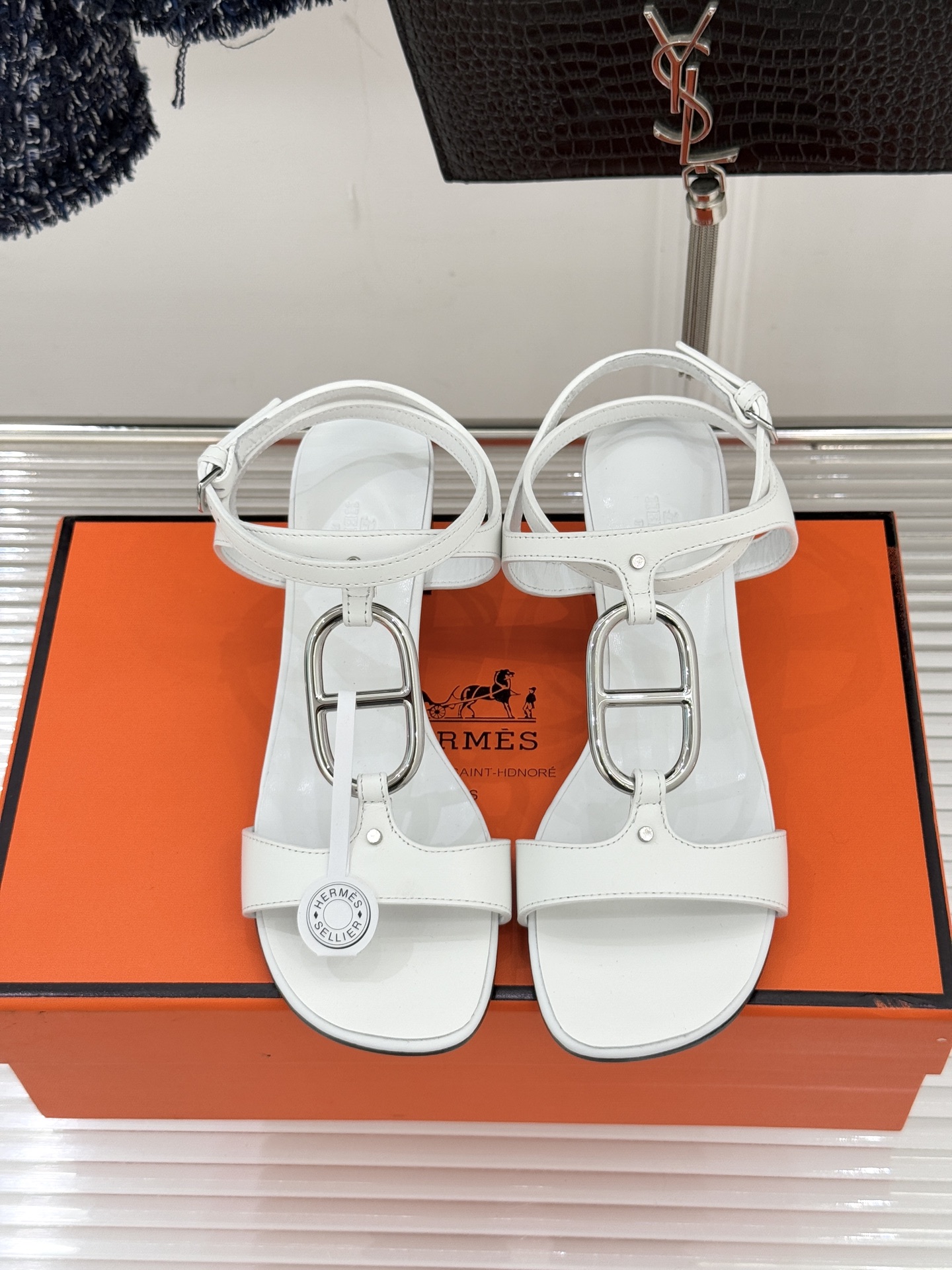 Hermès/爱马仕经典猪鼻子凉鞋标志性的猪鼻子金属扣设计俏皮吸睛在简约中彰显品牌底蕴 高级感满满每一处