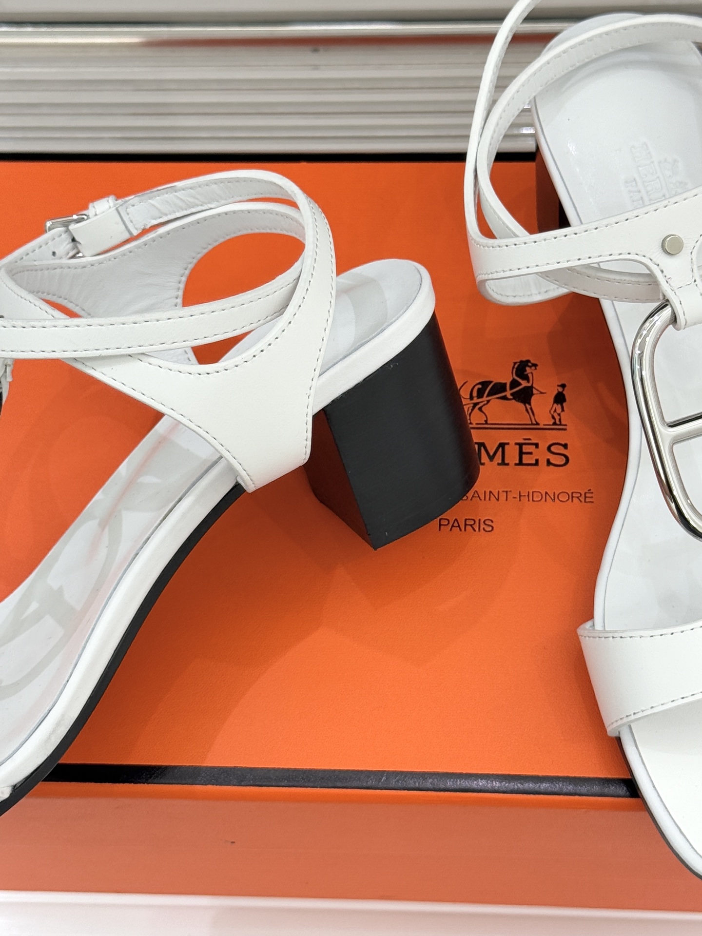 Hermès/爱马仕经典猪鼻子凉鞋标志性的猪鼻子金属扣设计俏皮吸睛在简约中彰显品牌底蕴 高级感满满每一处