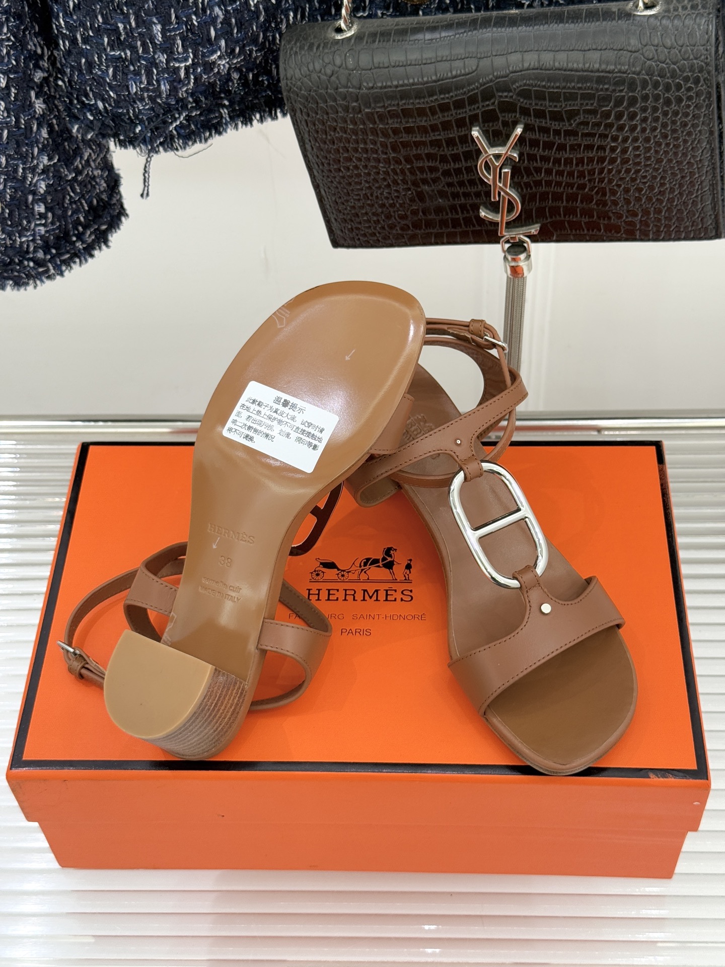 Hermès/爱马仕经典猪鼻子凉鞋标志性的猪鼻子金属扣设计俏皮吸睛在简约中彰显品牌底蕴 高级感满满每一处