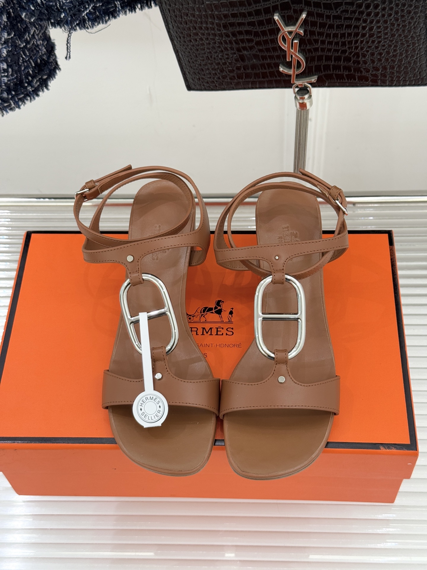 Hermès/爱马仕经典猪鼻子凉鞋标志性的猪鼻子金属扣设计俏皮吸睛在简约中彰显品牌底蕴 高级感满满每一处