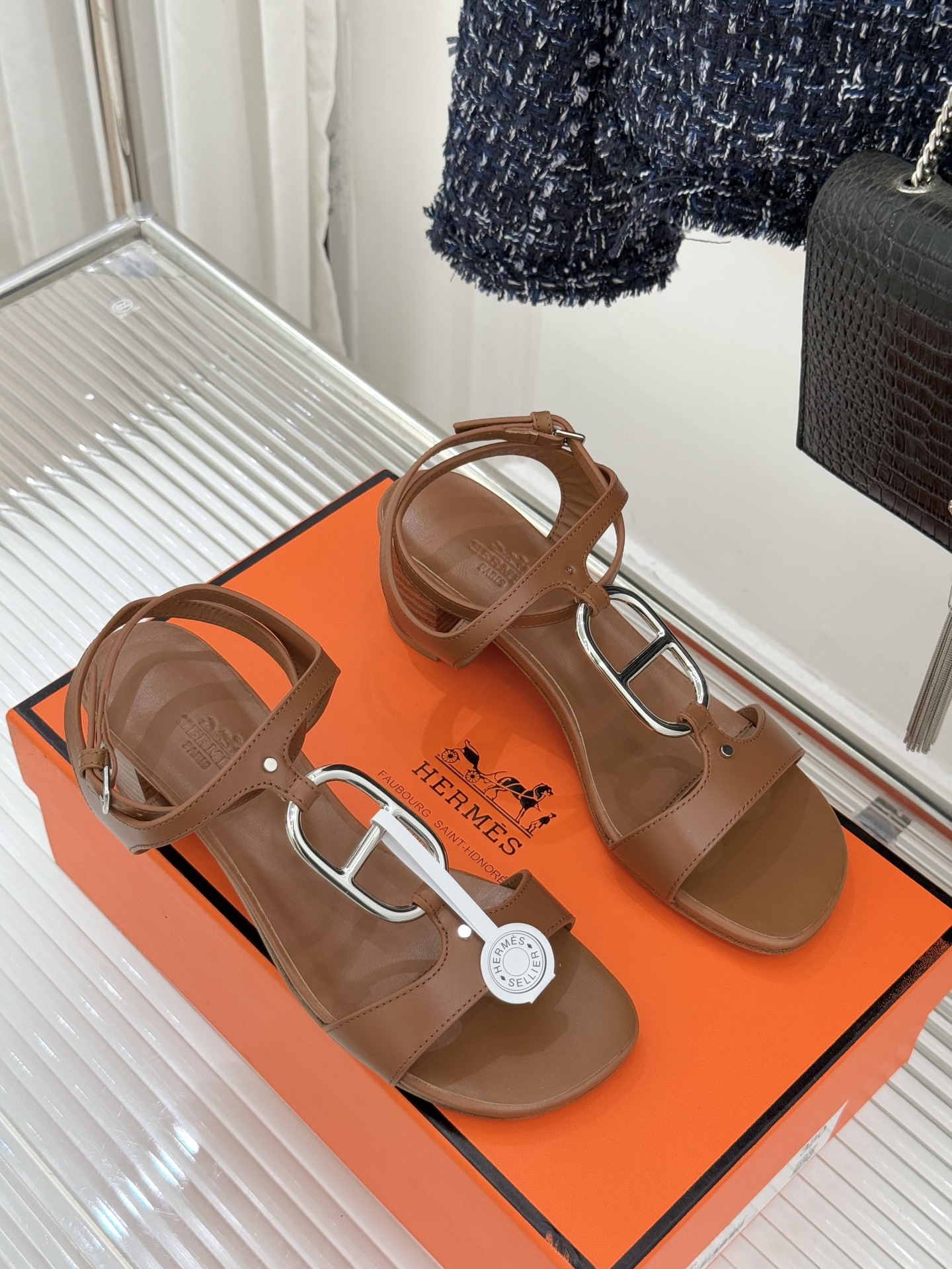 Hermès/爱马仕经典猪鼻子凉鞋标志性的猪鼻子金属扣设计俏皮吸睛在简约中彰显品牌底蕴 高级感满满每一处