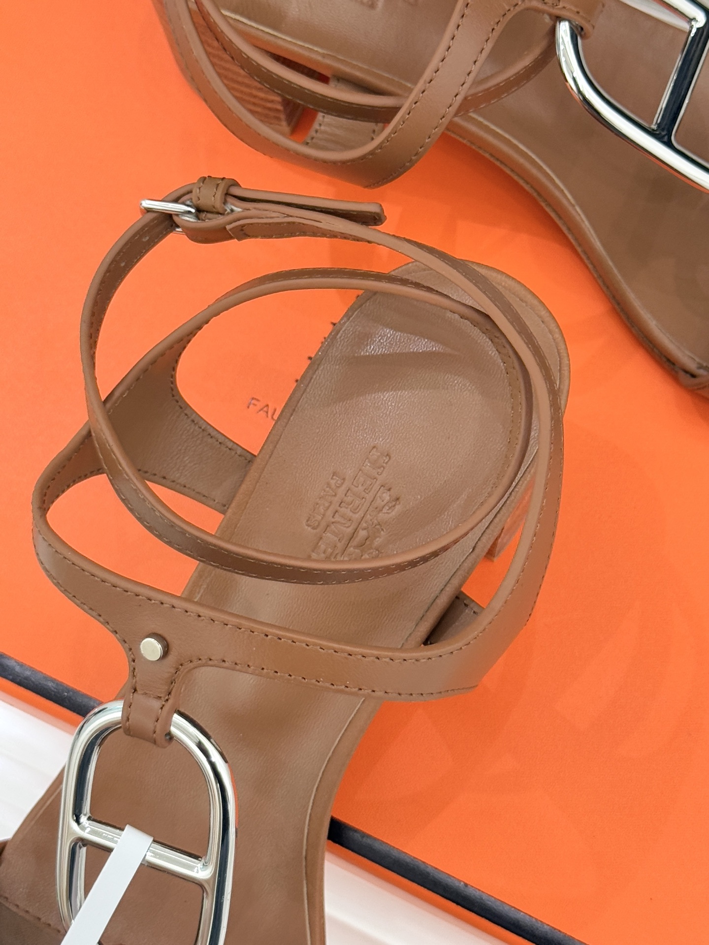 Hermès/爱马仕经典猪鼻子凉鞋标志性的猪鼻子金属扣设计俏皮吸睛在简约中彰显品牌底蕴 高级感满满每一处