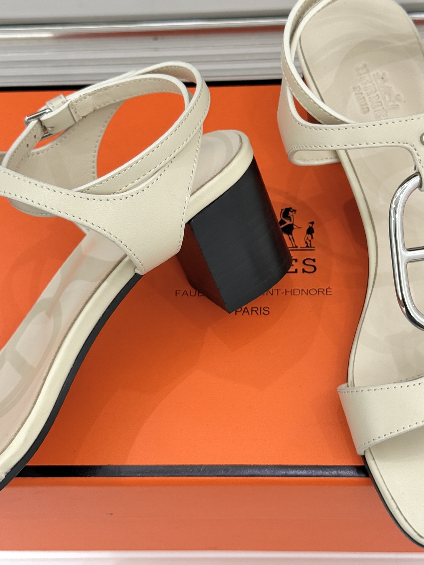 Hermès/爱马仕经典猪鼻子凉鞋标志性的猪鼻子金属扣设计俏皮吸睛在简约中彰显品牌底蕴 高级感满满每一处