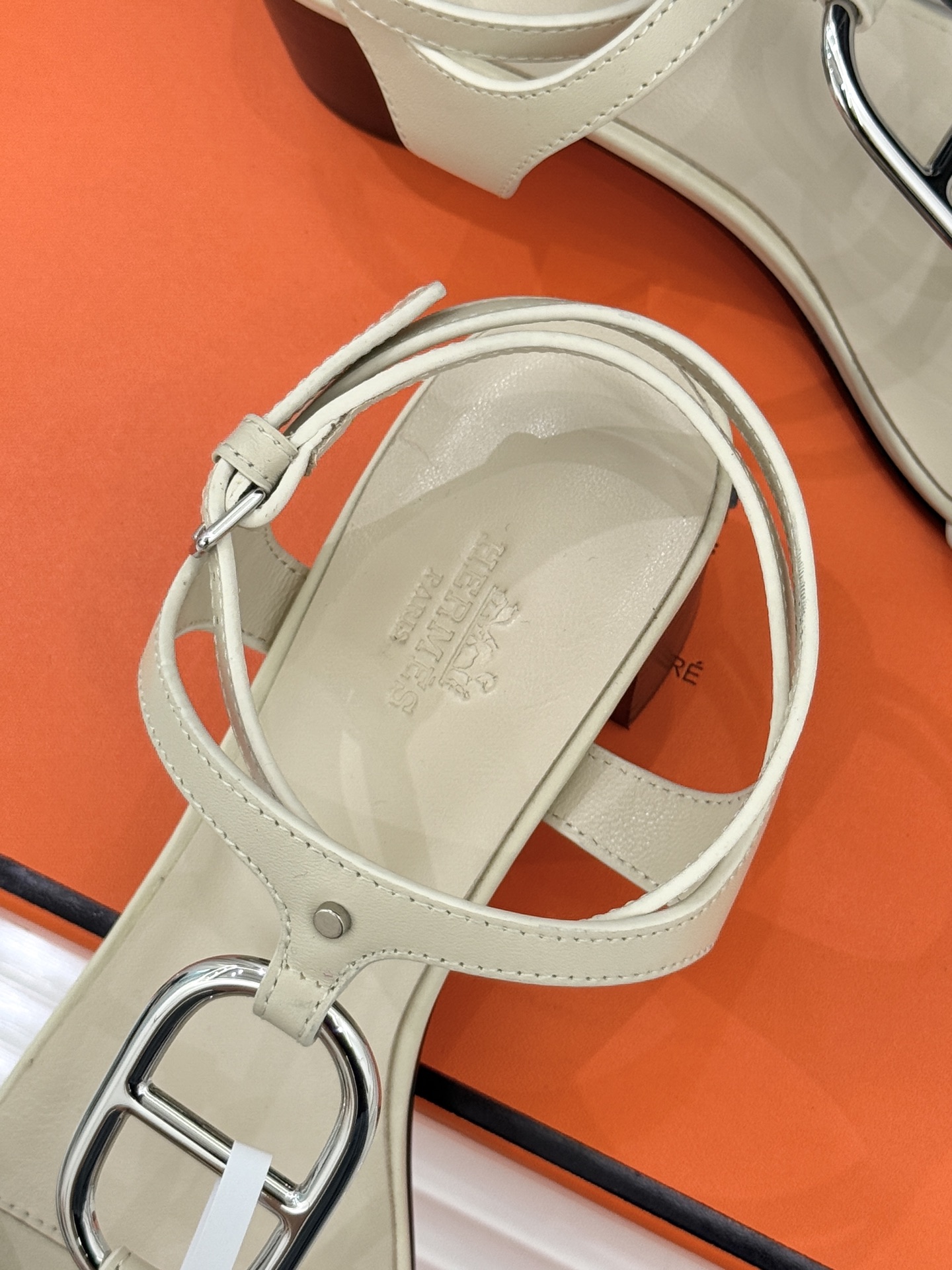 Hermès/爱马仕经典猪鼻子凉鞋标志性的猪鼻子金属扣设计俏皮吸睛在简约中彰显品牌底蕴 高级感满满每一处