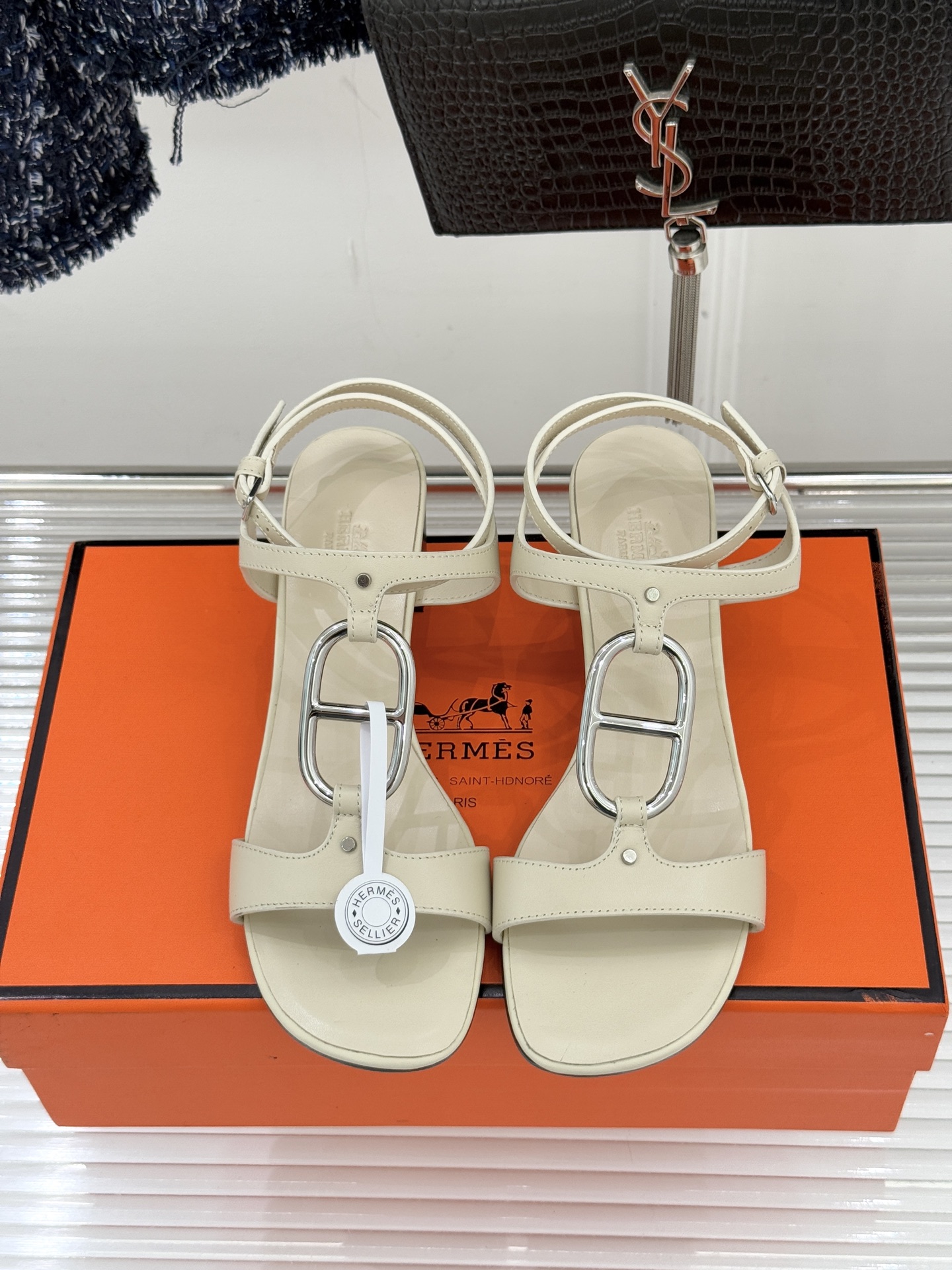 Hermès/爱马仕经典猪鼻子凉鞋标志性的猪鼻子金属扣设计俏皮吸睛在简约中彰显品牌底蕴 高级感满满每一处