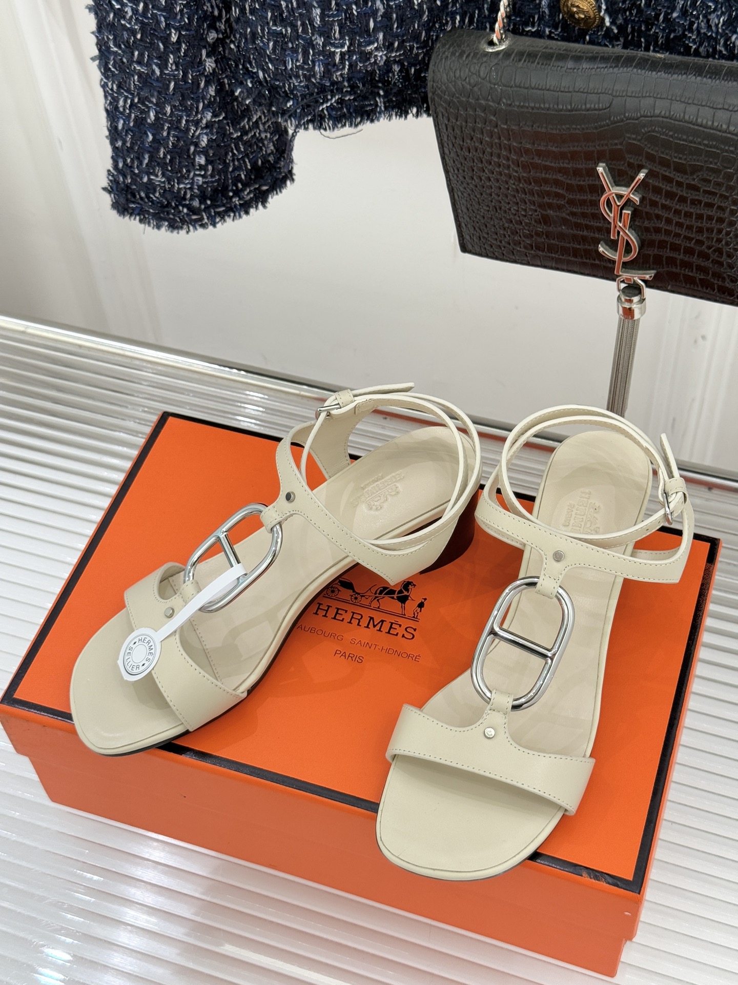 Hermès/爱马仕经典猪鼻子凉鞋标志性的猪鼻子金属扣设计俏皮吸睛在简约中彰显品牌底蕴 高级感满满每一处