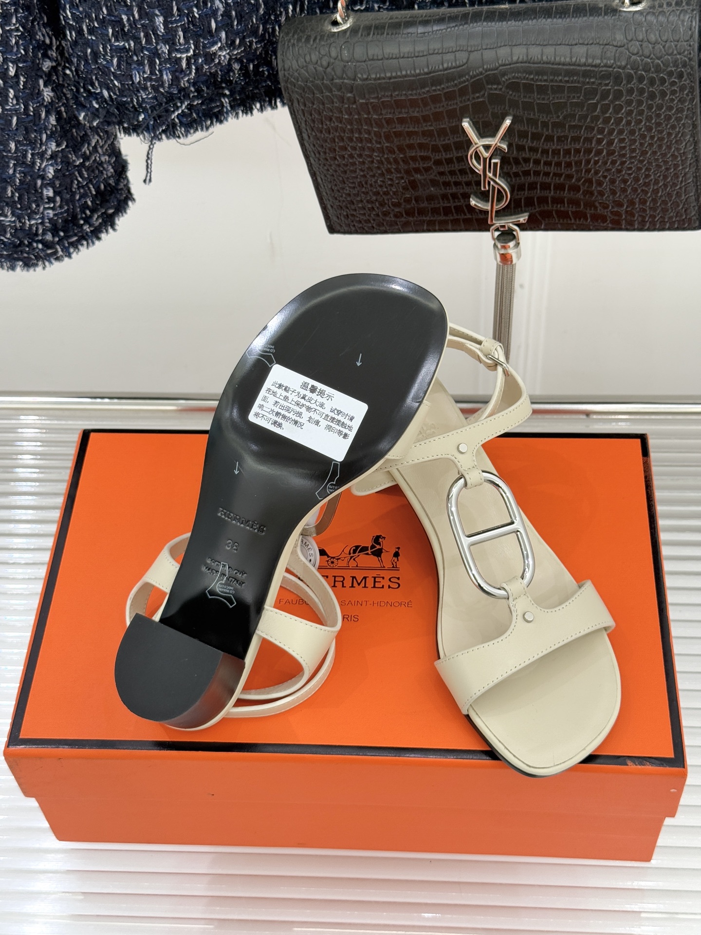 Hermès/爱马仕经典猪鼻子凉鞋标志性的猪鼻子金属扣设计俏皮吸睛在简约中彰显品牌底蕴 高级感满满每一处