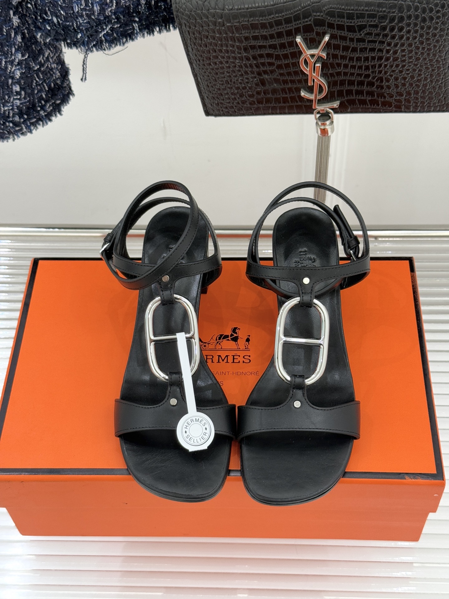 Hermès/爱马仕经典猪鼻子凉鞋标志性的猪鼻子金属扣设计俏皮吸睛在简约中彰显品牌底蕴 高级感满满每一处