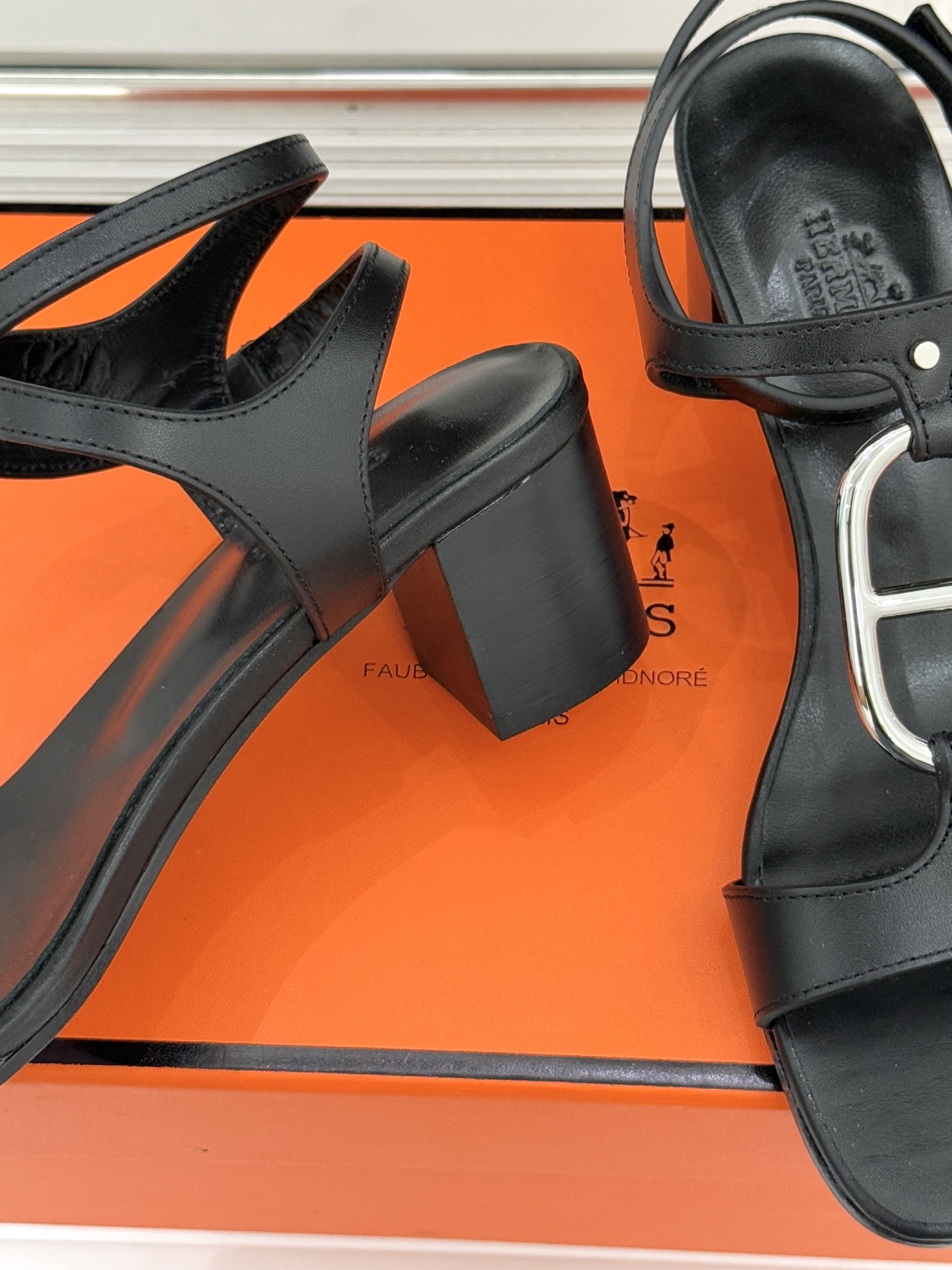 Hermès/爱马仕经典猪鼻子凉鞋标志性的猪鼻子金属扣设计俏皮吸睛在简约中彰显品牌底蕴 高级感满满每一处