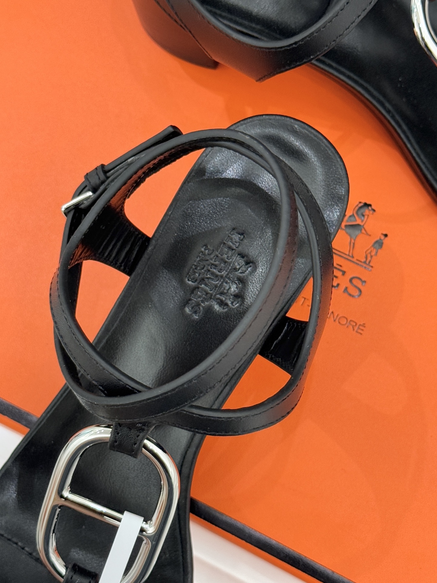 Hermès/爱马仕经典猪鼻子凉鞋标志性的猪鼻子金属扣设计俏皮吸睛在简约中彰显品牌底蕴 高级感满满每一处