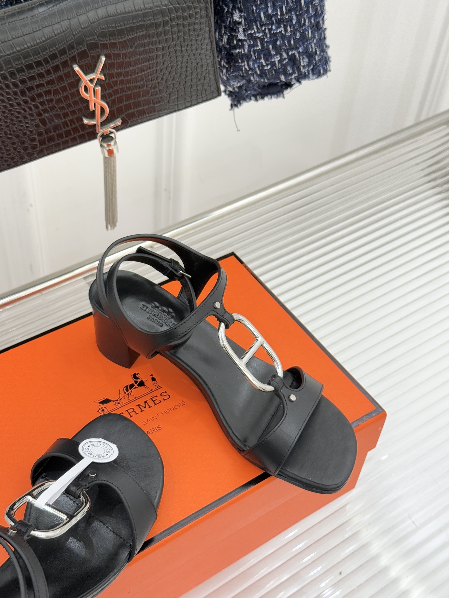 Hermès/爱马仕经典猪鼻子凉鞋标志性的猪鼻子金属扣设计俏皮吸睛在简约中彰显品牌底蕴 高级感满满每一处