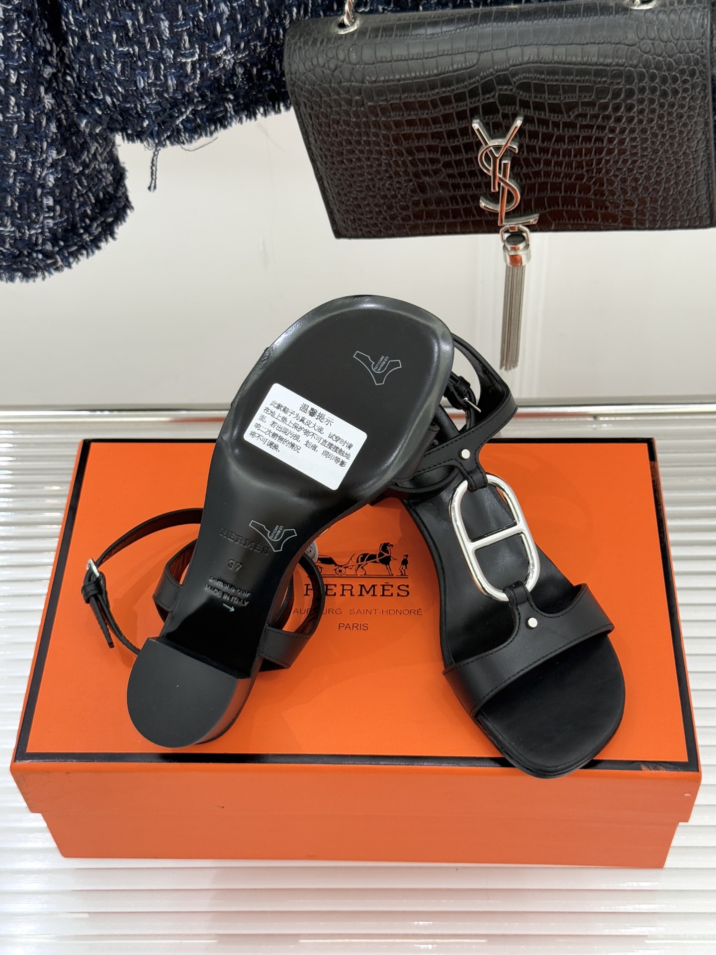 Hermès/爱马仕经典猪鼻子凉鞋标志性的猪鼻子金属扣设计俏皮吸睛在简约中彰显品牌底蕴 高级感满满每一处