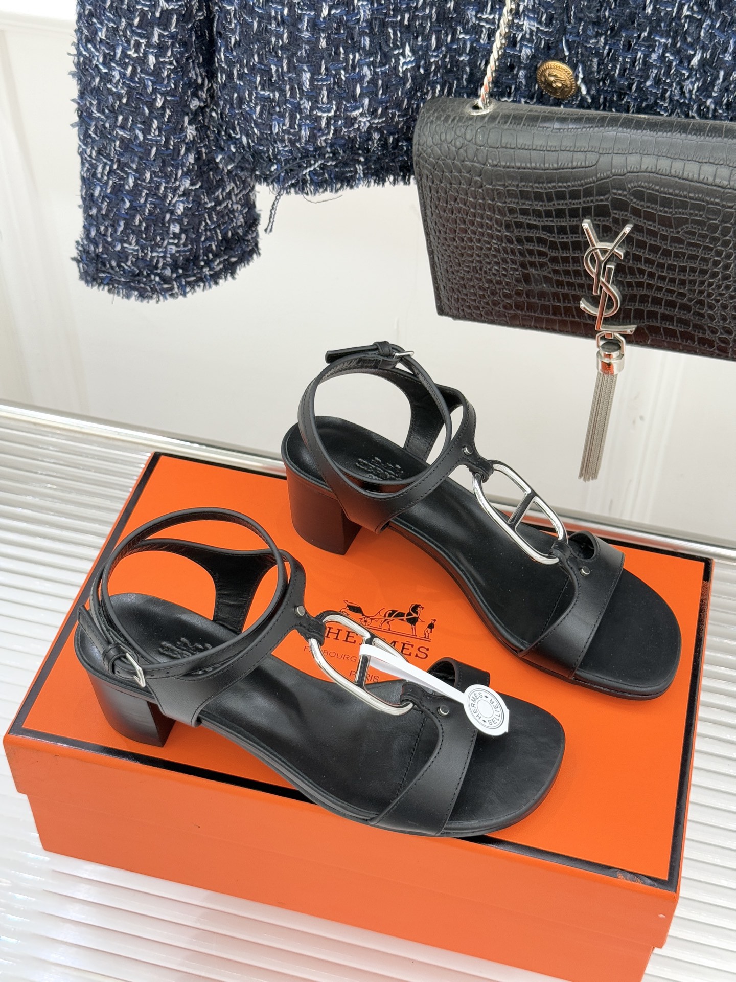 Hermès/爱马仕经典猪鼻子凉鞋标志性的猪鼻子金属扣设计俏皮吸睛在简约中彰显品牌底蕴 高级感满满每一处