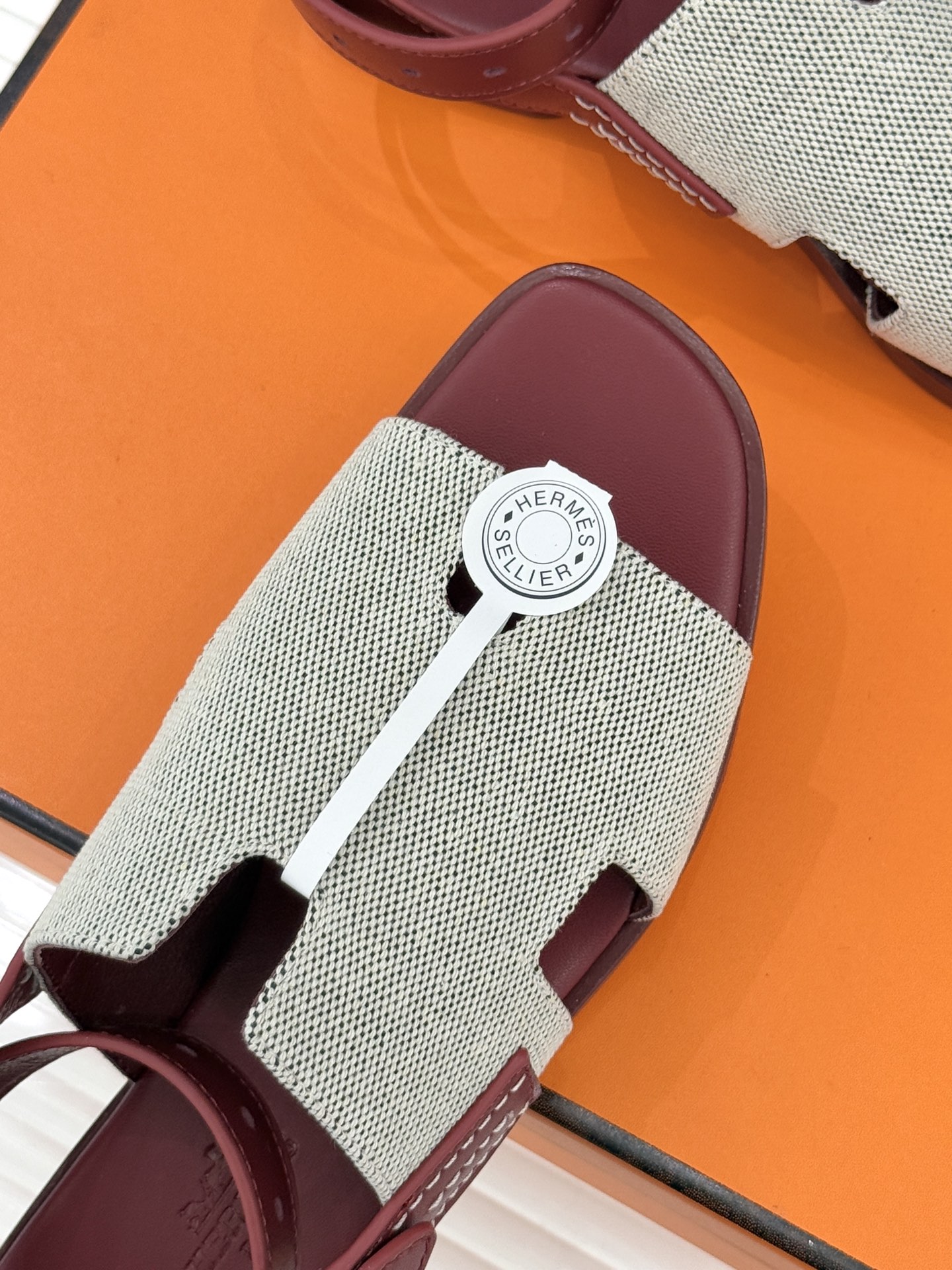 （配原版飞机盒）Hermès/爱马仕万年经典平底H拖鞋将简约美学与极致工艺完美融合。平底款式 回归舒适本