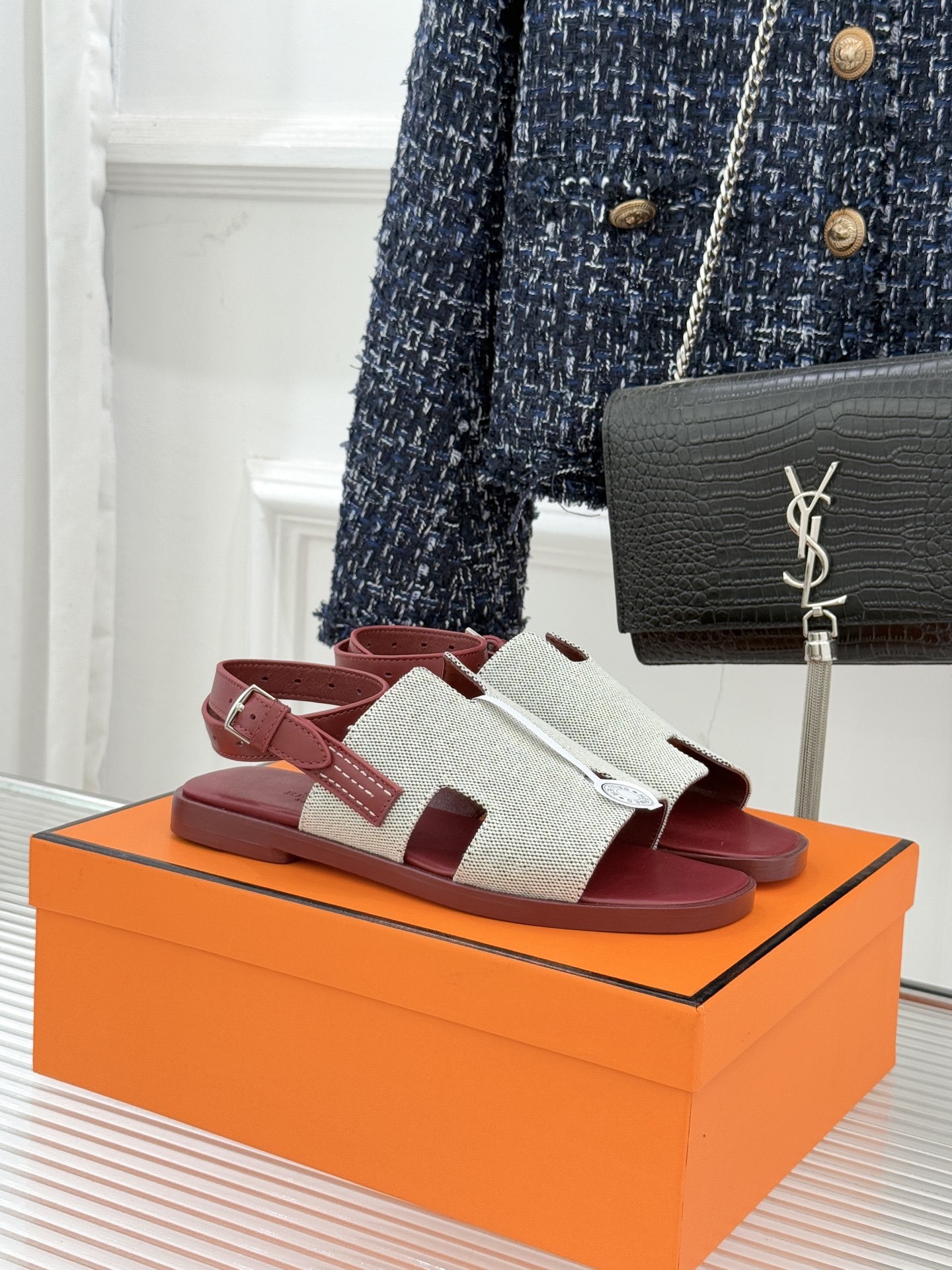 （配原版飞机盒）Hermès/爱马仕万年经典平底H拖鞋将简约美学与极致工艺完美融合。平底款式 回归舒适本