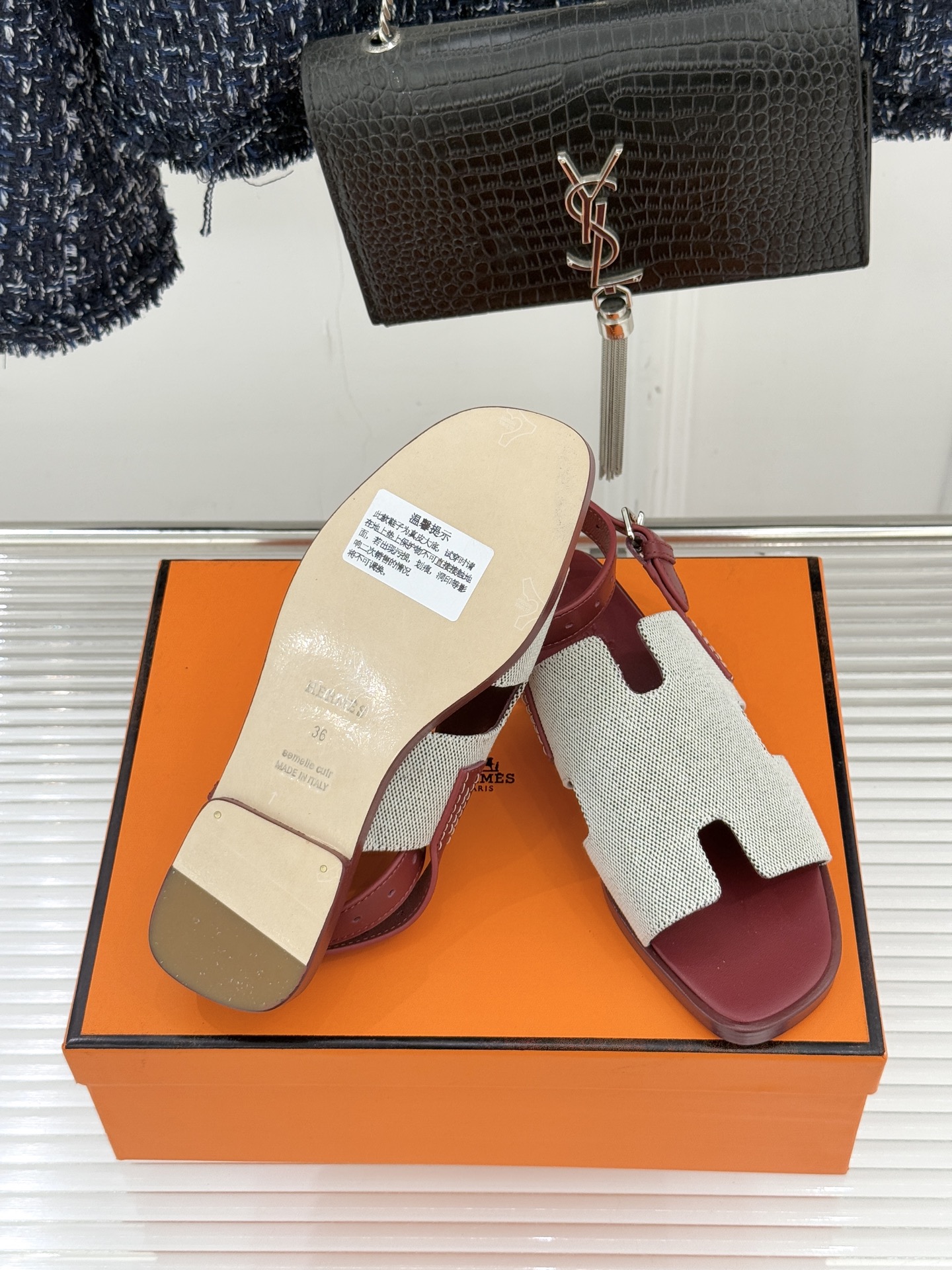 （配原版飞机盒）Hermès/爱马仕万年经典平底H拖鞋将简约美学与极致工艺完美融合。平底款式 回归舒适本