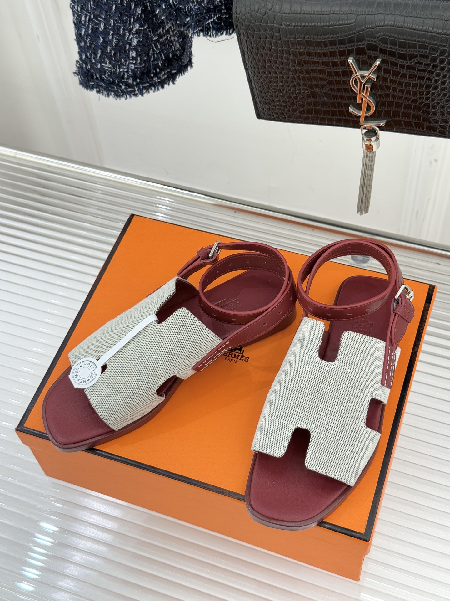 （配原版飞机盒）Hermès/爱马仕万年经典平底H拖鞋将简约美学与极致工艺完美融合。平底款式 回归舒适本