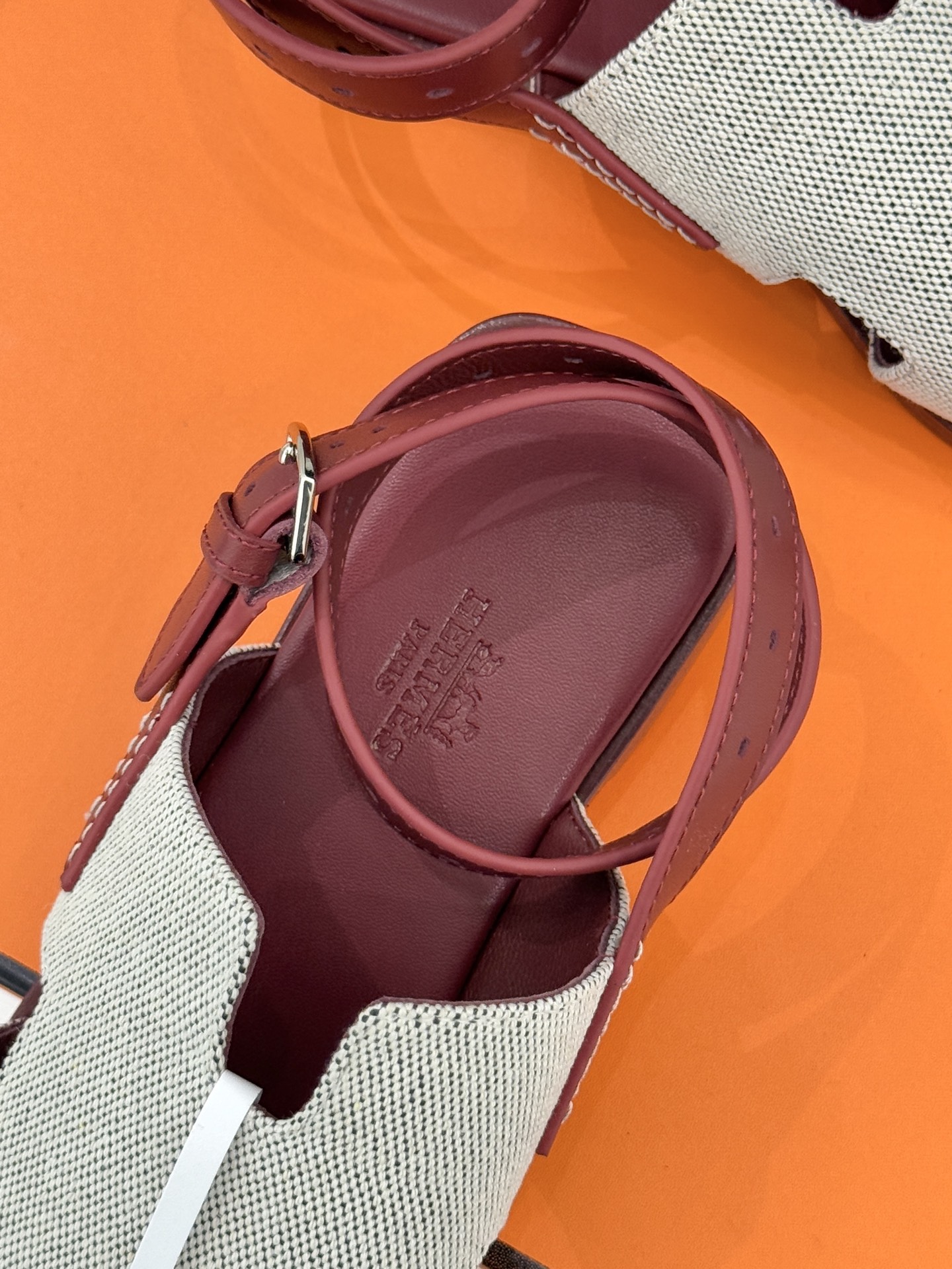 （配原版飞机盒）Hermès/爱马仕万年经典平底H拖鞋将简约美学与极致工艺完美融合。平底款式 回归舒适本