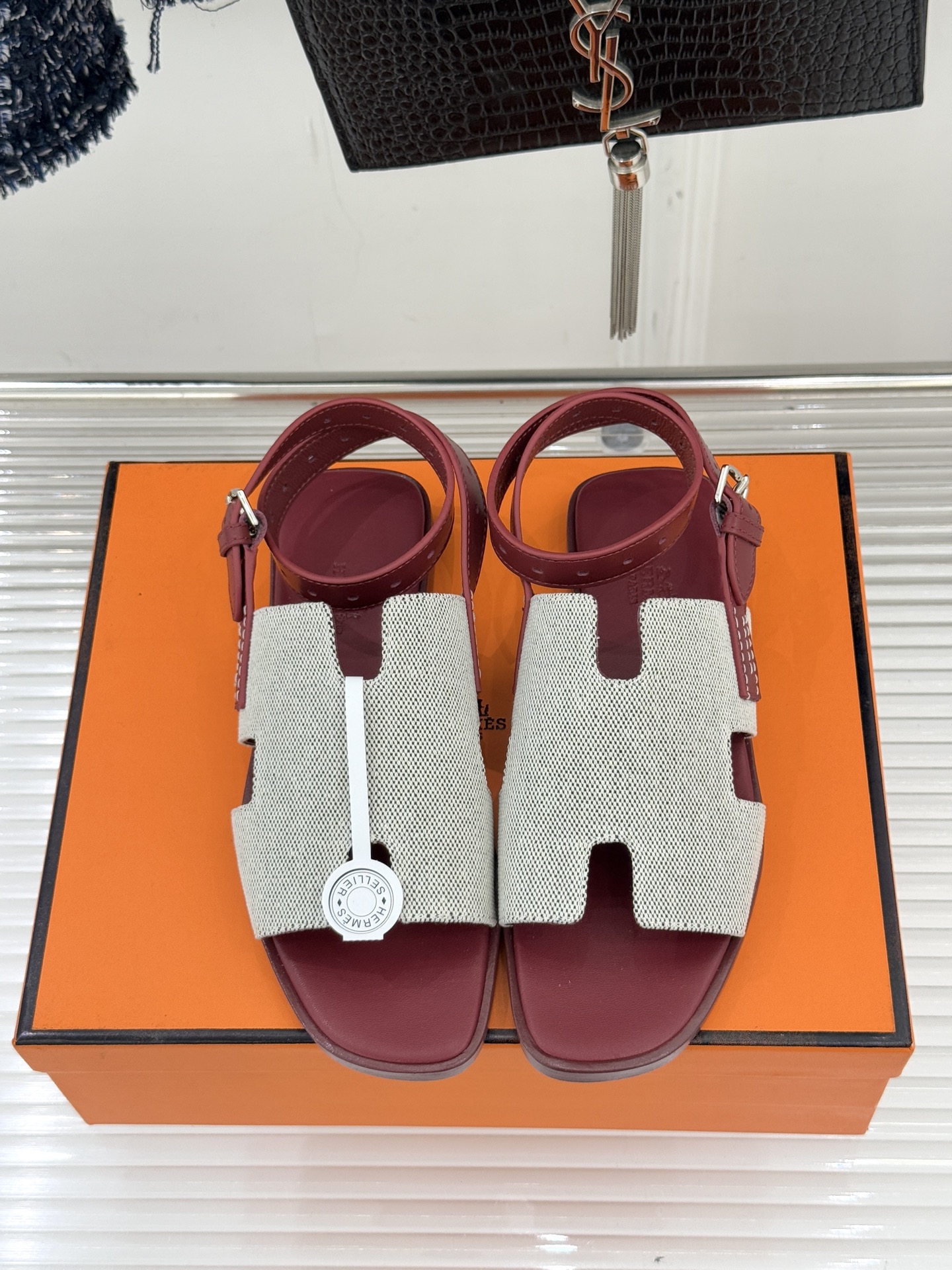 （配原版飞机盒）Hermès/爱马仕万年经典平底H拖鞋将简约美学与极致工艺完美融合。平底款式 回归舒适本