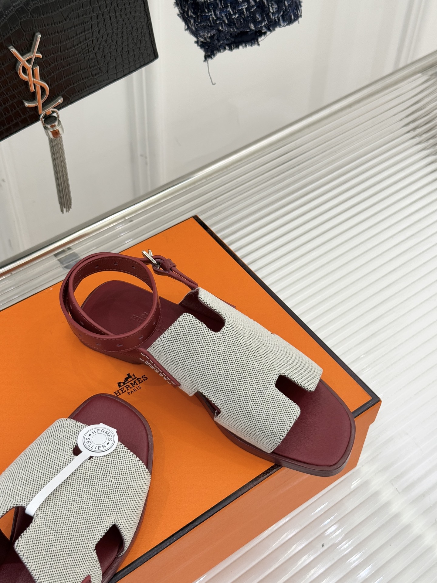 （配原版飞机盒）Hermès/爱马仕万年经典平底H拖鞋将简约美学与极致工艺完美融合。平底款式 回归舒适本