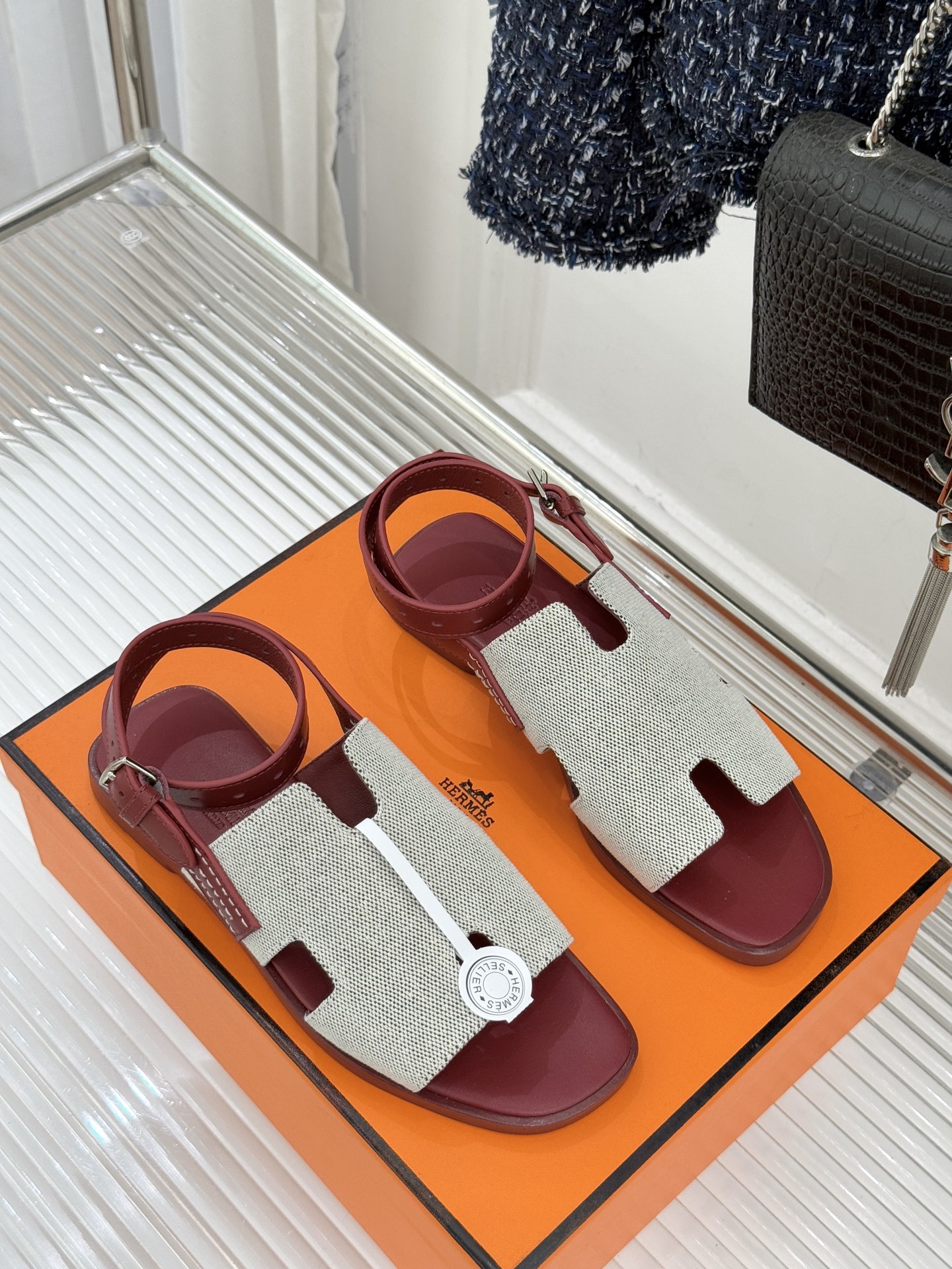 （配原版飞机盒）Hermès/爱马仕万年经典平底H拖鞋将简约美学与极致工艺完美融合。平底款式 回归舒适本