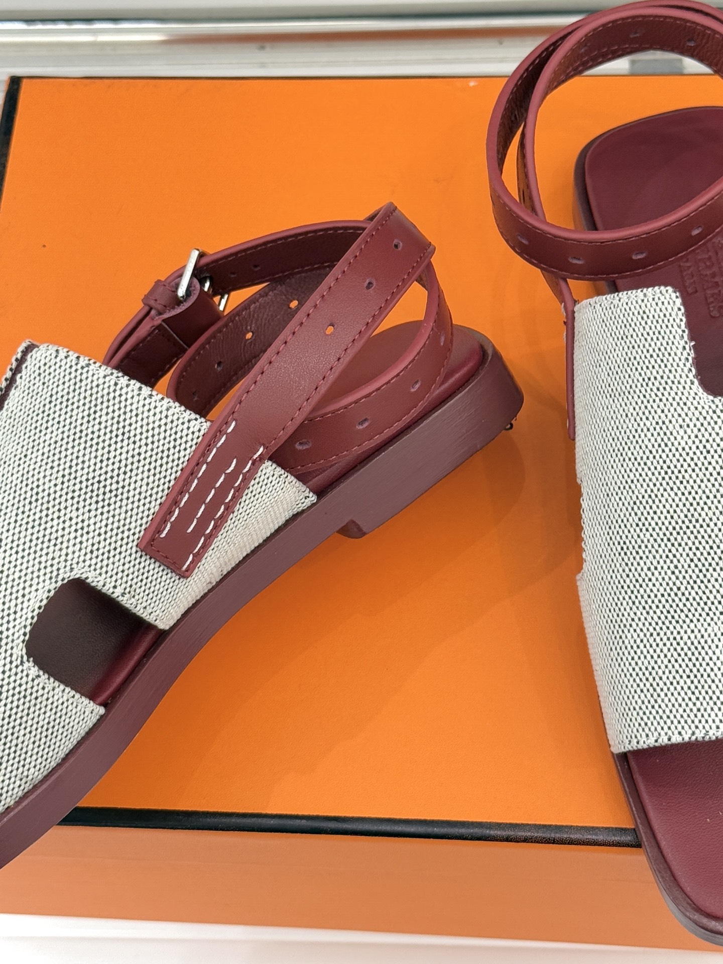 （配原版飞机盒）Hermès/爱马仕万年经典平底H拖鞋将简约美学与极致工艺完美融合。平底款式 回归舒适本