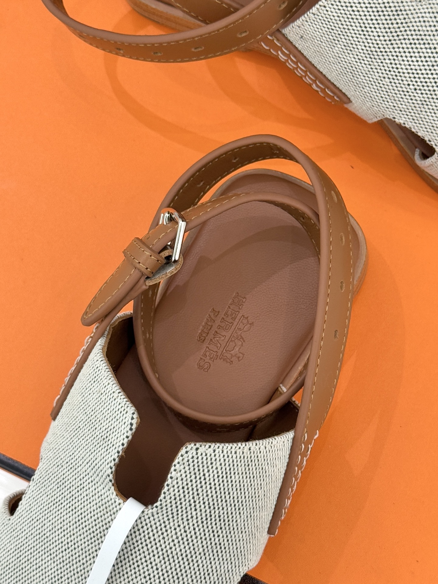 （配原版飞机盒）Hermès/爱马仕万年经典平底H拖鞋将简约美学与极致工艺完美融合。平底款式 回归舒适本