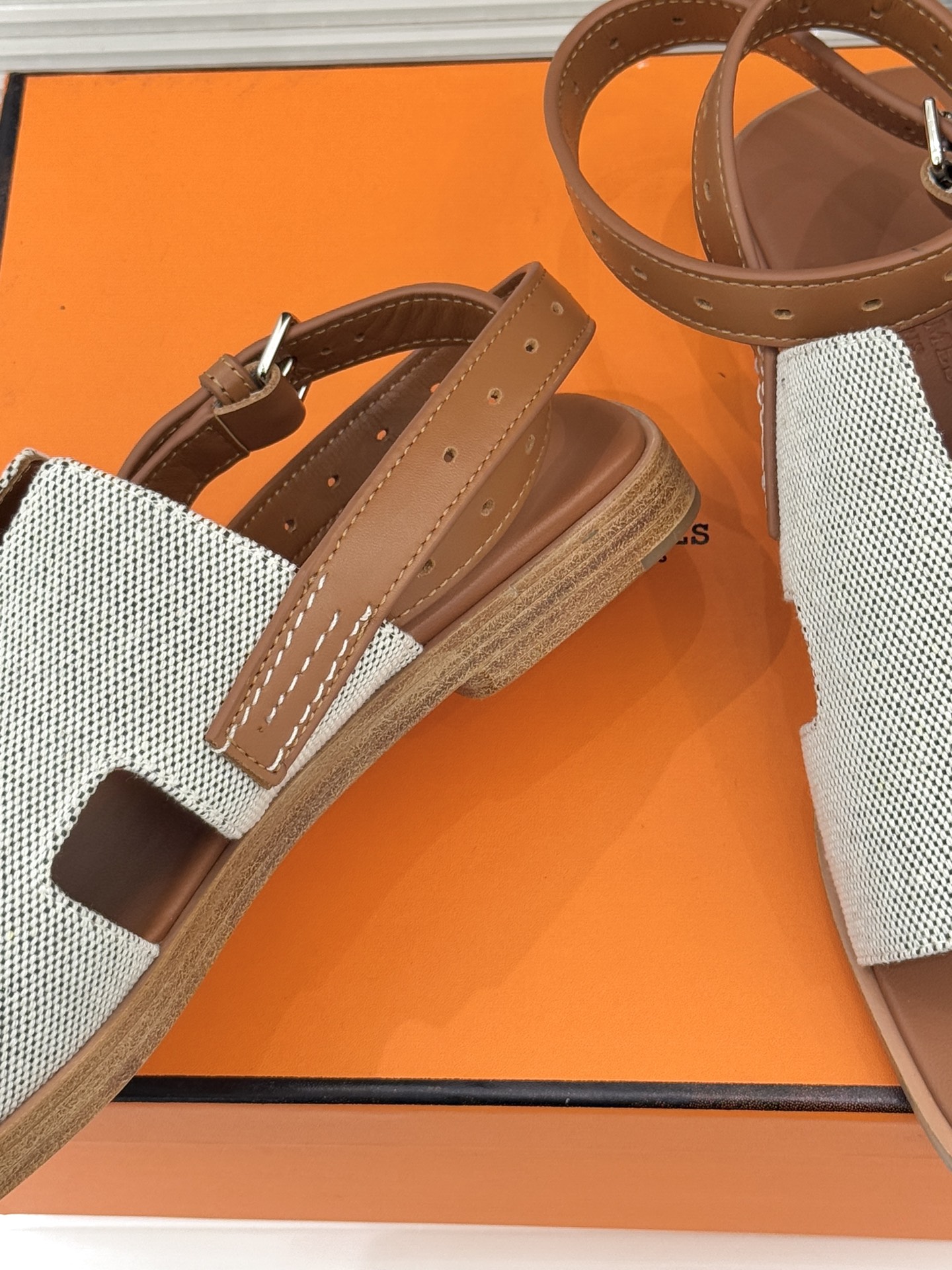 （配原版飞机盒）Hermès/爱马仕万年经典平底H拖鞋将简约美学与极致工艺完美融合。平底款式 回归舒适本