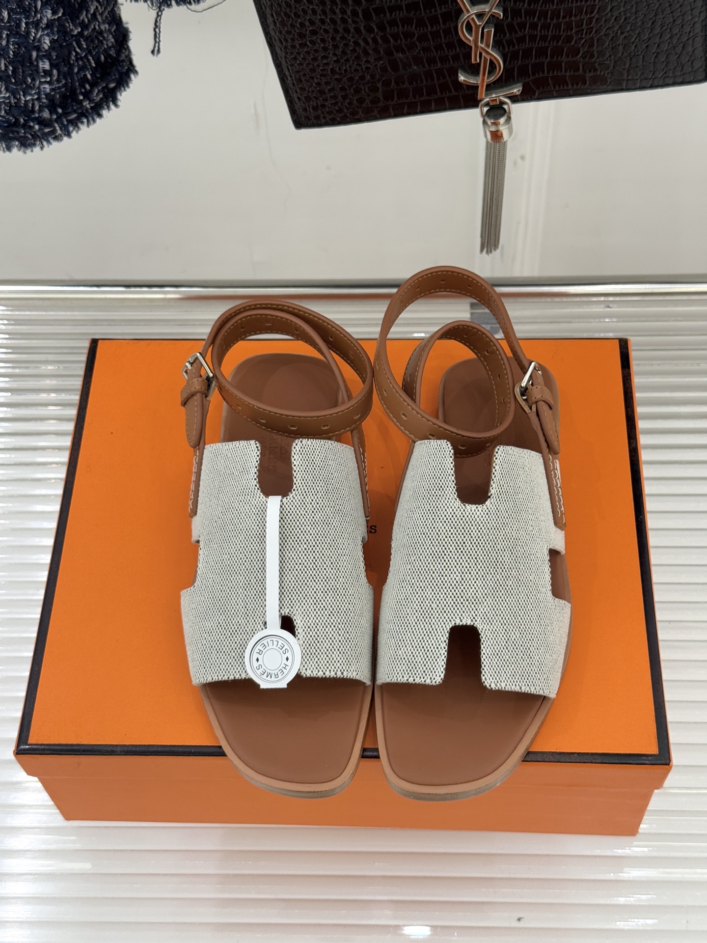 （配原版飞机盒）Hermès/爱马仕万年经典平底H拖鞋将简约美学与极致工艺完美融合。平底款式 回归舒适本