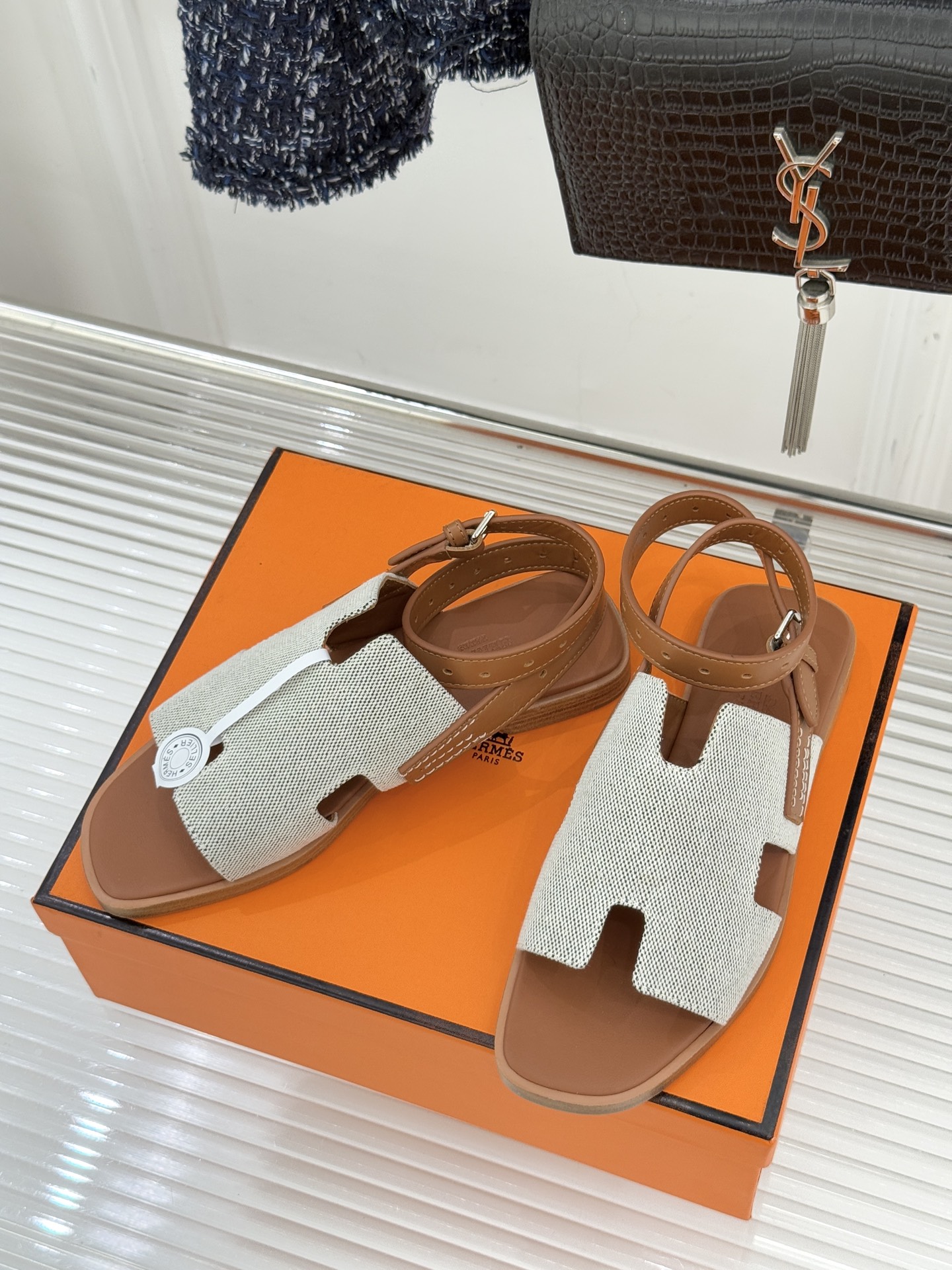 （配原版飞机盒）Hermès/爱马仕万年经典平底H拖鞋将简约美学与极致工艺完美融合。平底款式 回归舒适本