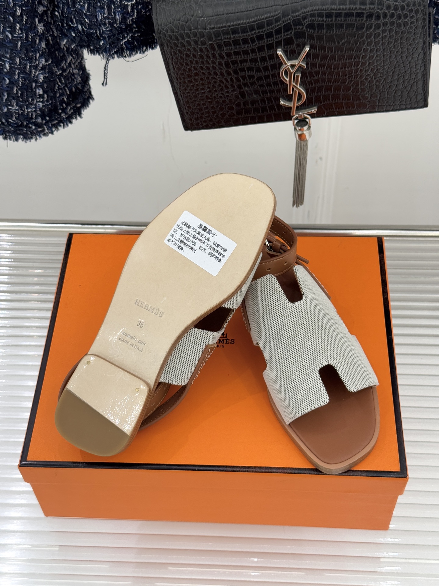 （配原版飞机盒）Hermès/爱马仕万年经典平底H拖鞋将简约美学与极致工艺完美融合。平底款式 回归舒适本