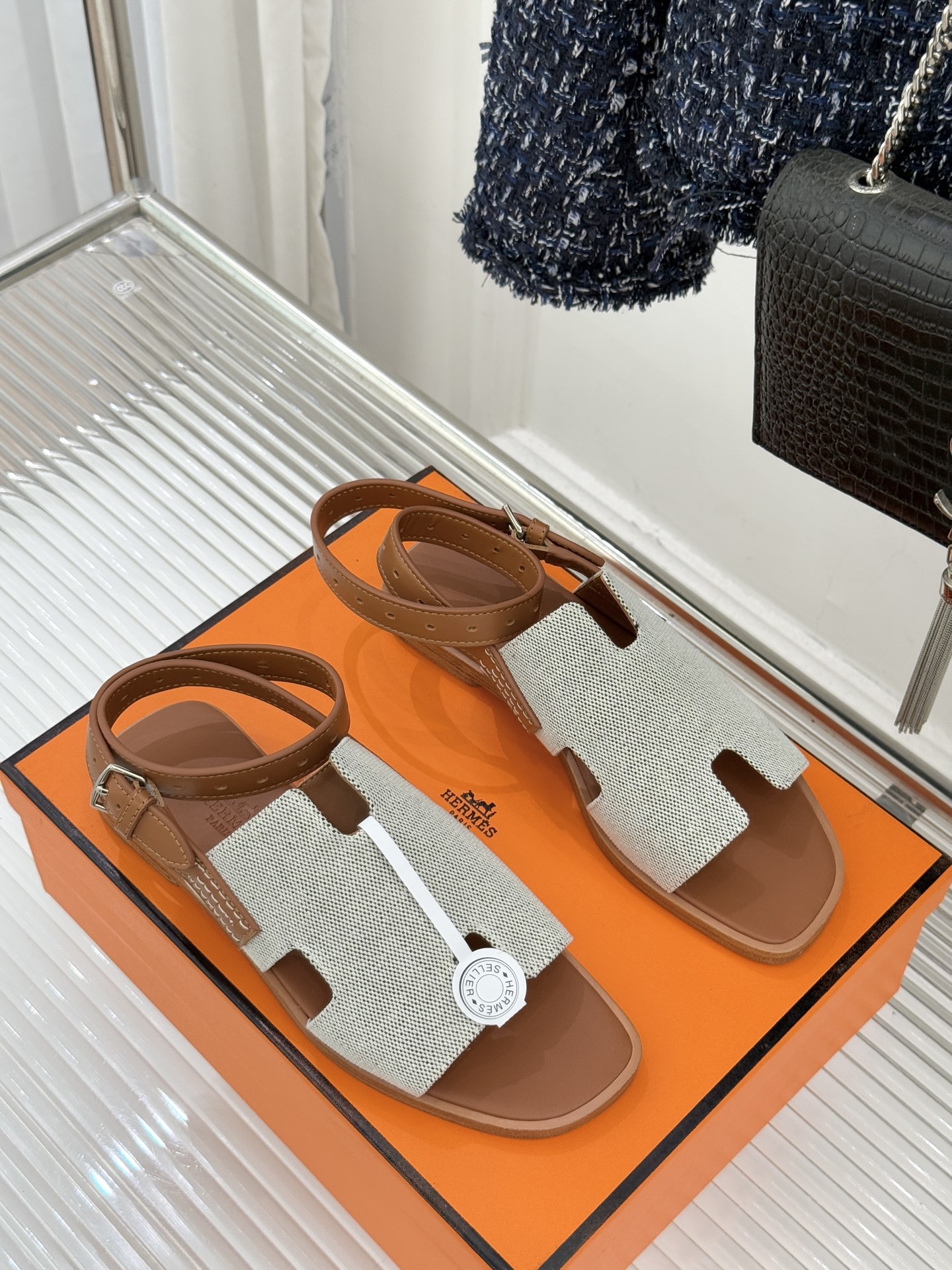 （配原版飞机盒）Hermès/爱马仕万年经典平底H拖鞋将简约美学与极致工艺完美融合。平底款式 回归舒适本