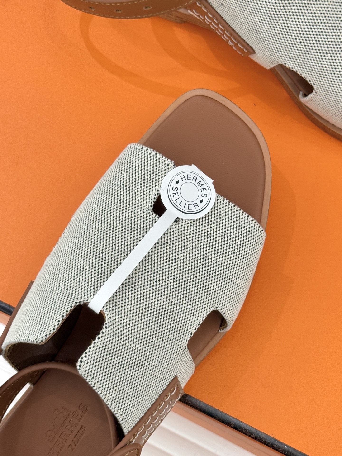 （配原版飞机盒）Hermès/爱马仕万年经典平底H拖鞋将简约美学与极致工艺完美融合。平底款式 回归舒适本