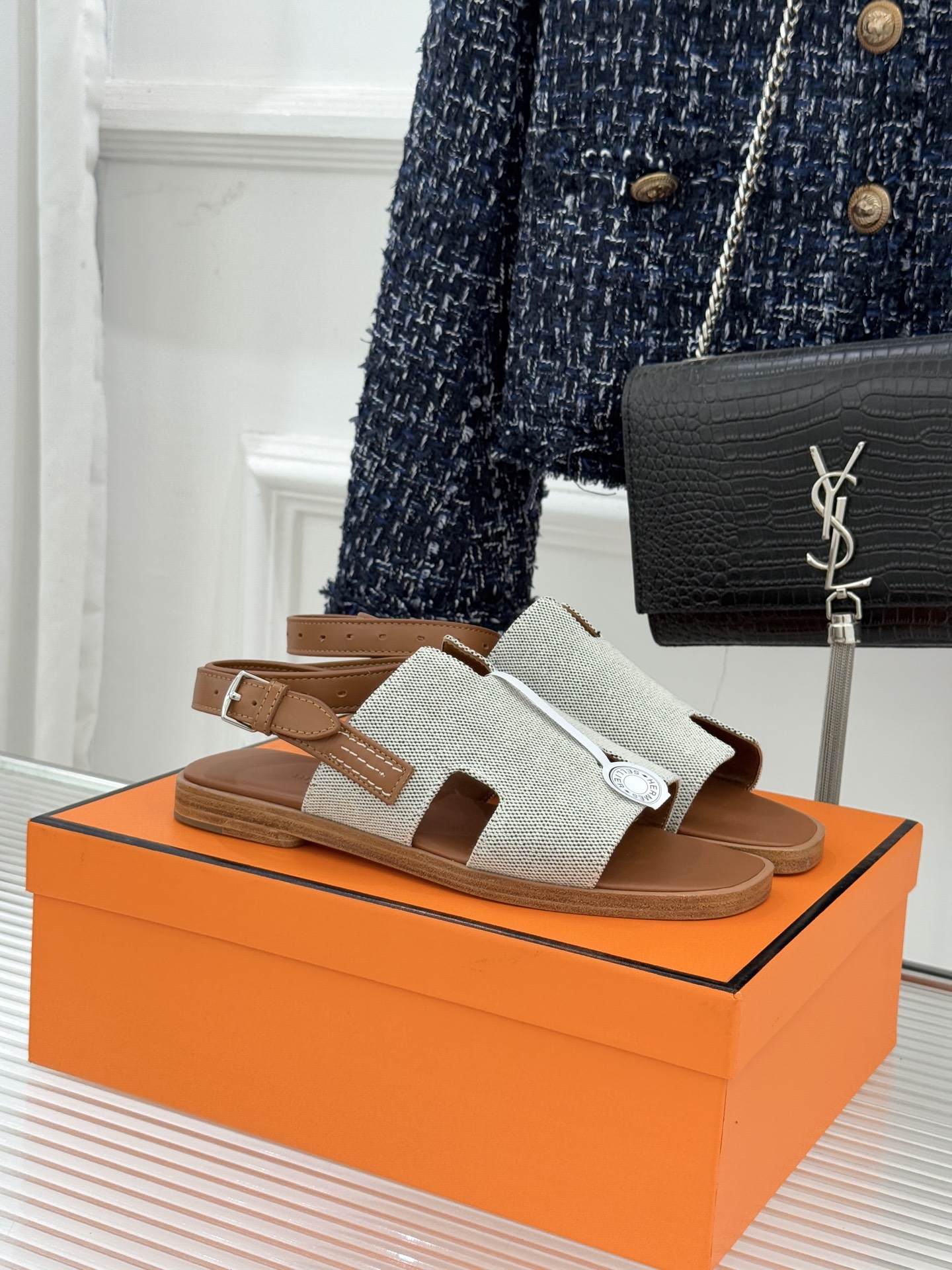 （配原版飞机盒）Hermès/爱马仕万年经典平底H拖鞋将简约美学与极致工艺完美融合。平底款式 回归舒适本