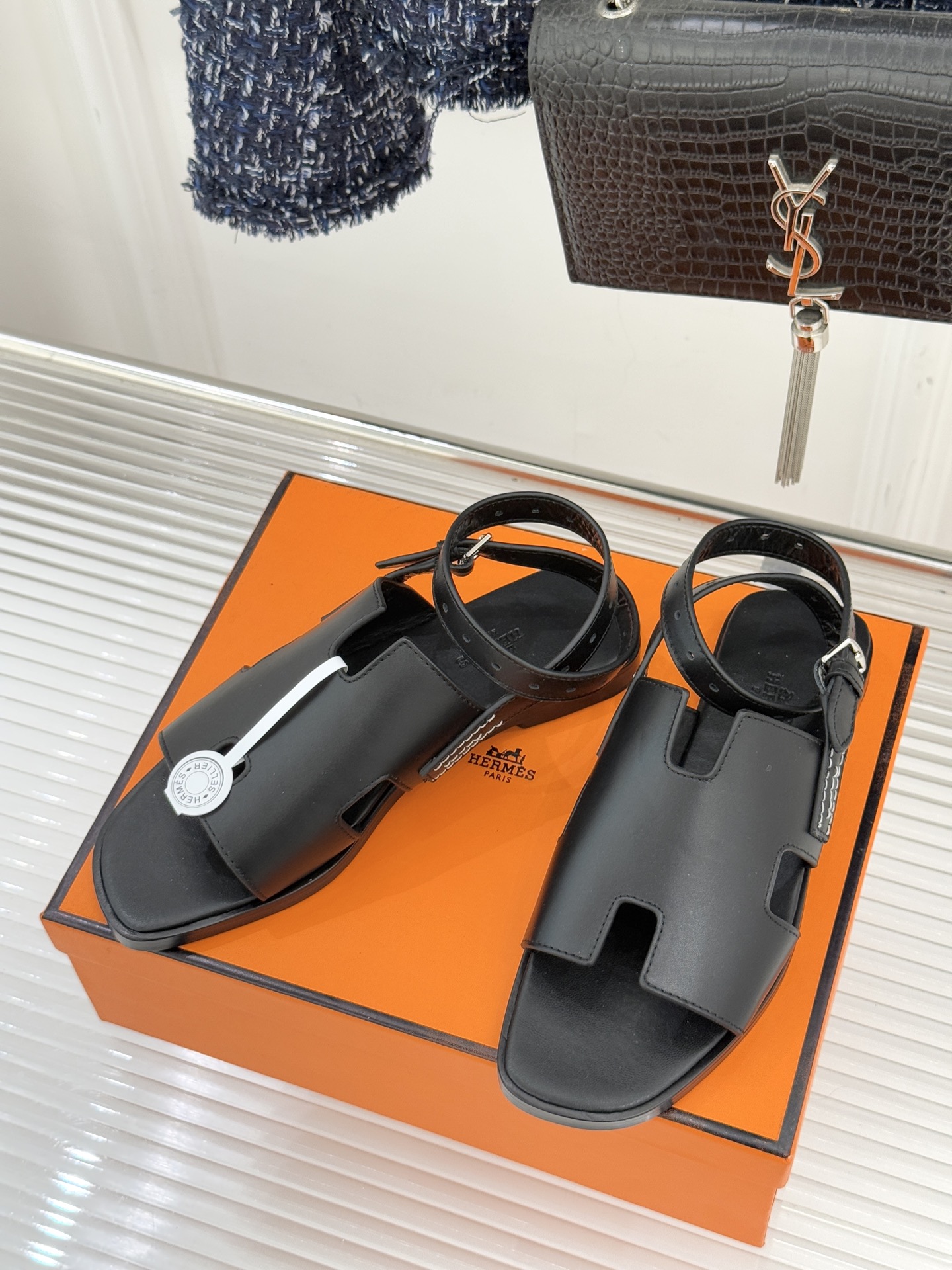 （配原版飞机盒）Hermès/爱马仕万年经典平底H拖鞋将简约美学与极致工艺完美融合。平底款式 回归舒适本