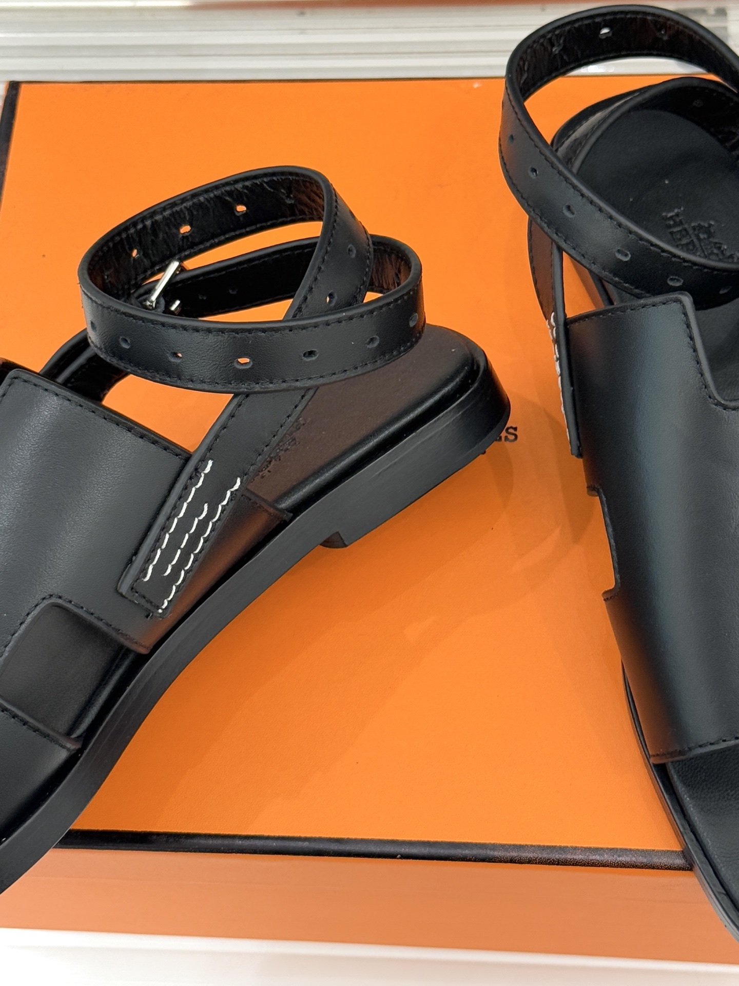 （配原版飞机盒）Hermès/爱马仕万年经典平底H拖鞋将简约美学与极致工艺完美融合。平底款式 回归舒适本