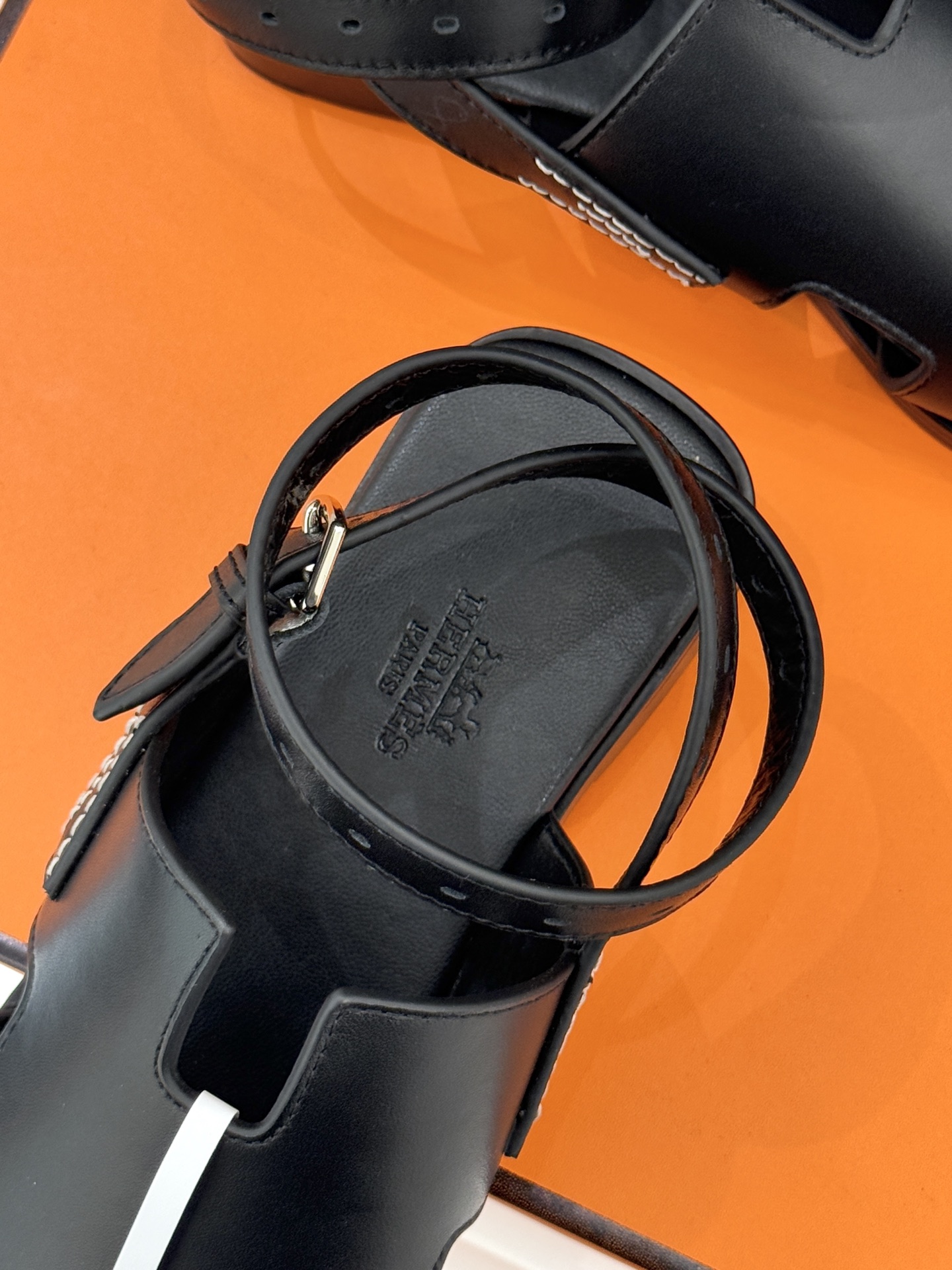 （配原版飞机盒）Hermès/爱马仕万年经典平底H拖鞋将简约美学与极致工艺完美融合。平底款式 回归舒适本