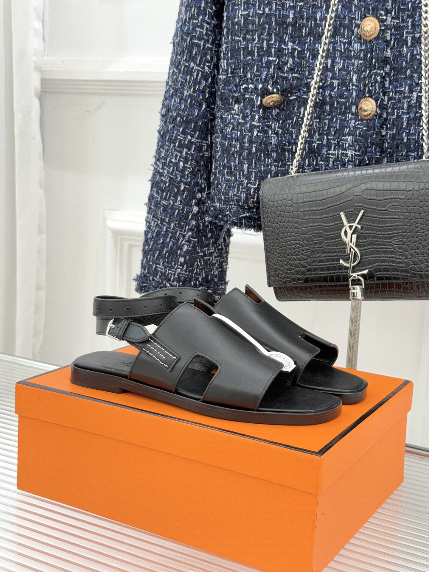 （配原版飞机盒）Hermès/爱马仕万年经典平底H拖鞋将简约美学与极致工艺完美融合。平底款式 回归舒适本