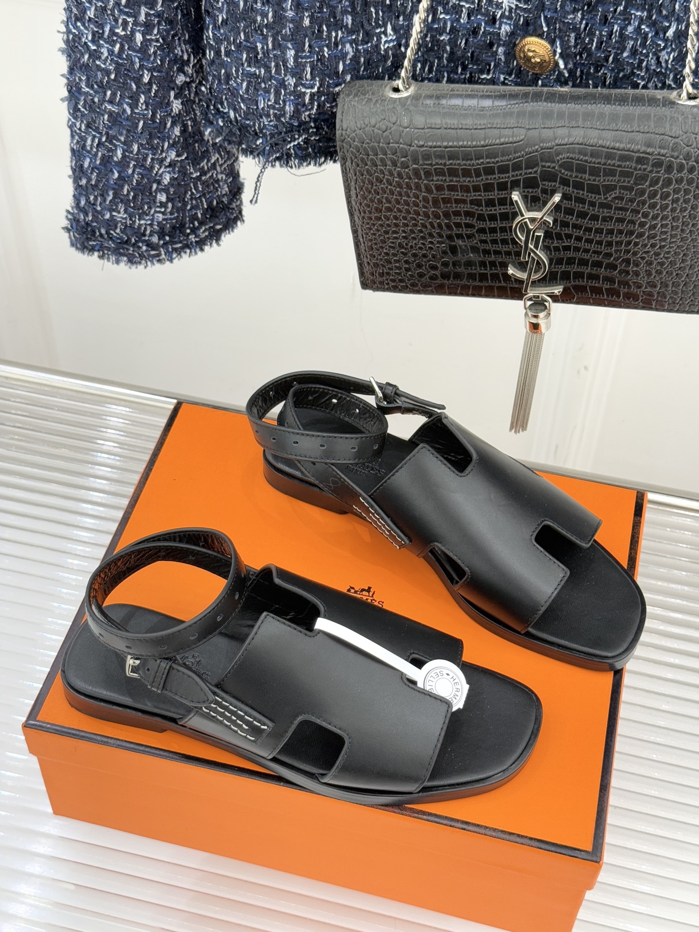 （配原版飞机盒）Hermès/爱马仕万年经典平底H拖鞋将简约美学与极致工艺完美融合。平底款式 回归舒适本