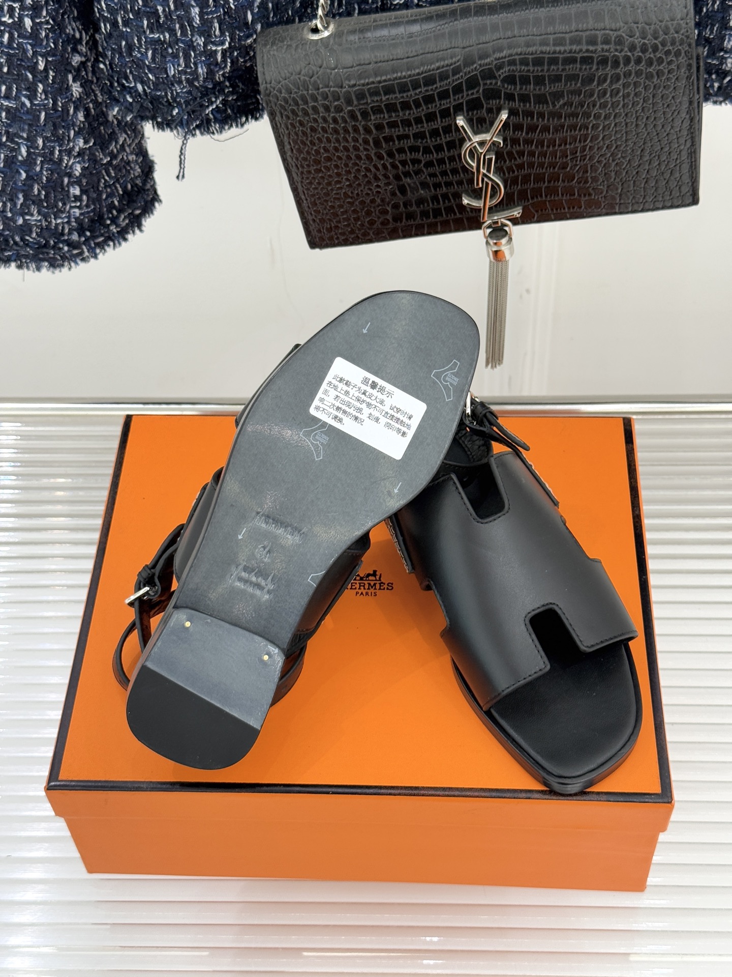 （配原版飞机盒）Hermès/爱马仕万年经典平底H拖鞋将简约美学与极致工艺完美融合。平底款式 回归舒适本