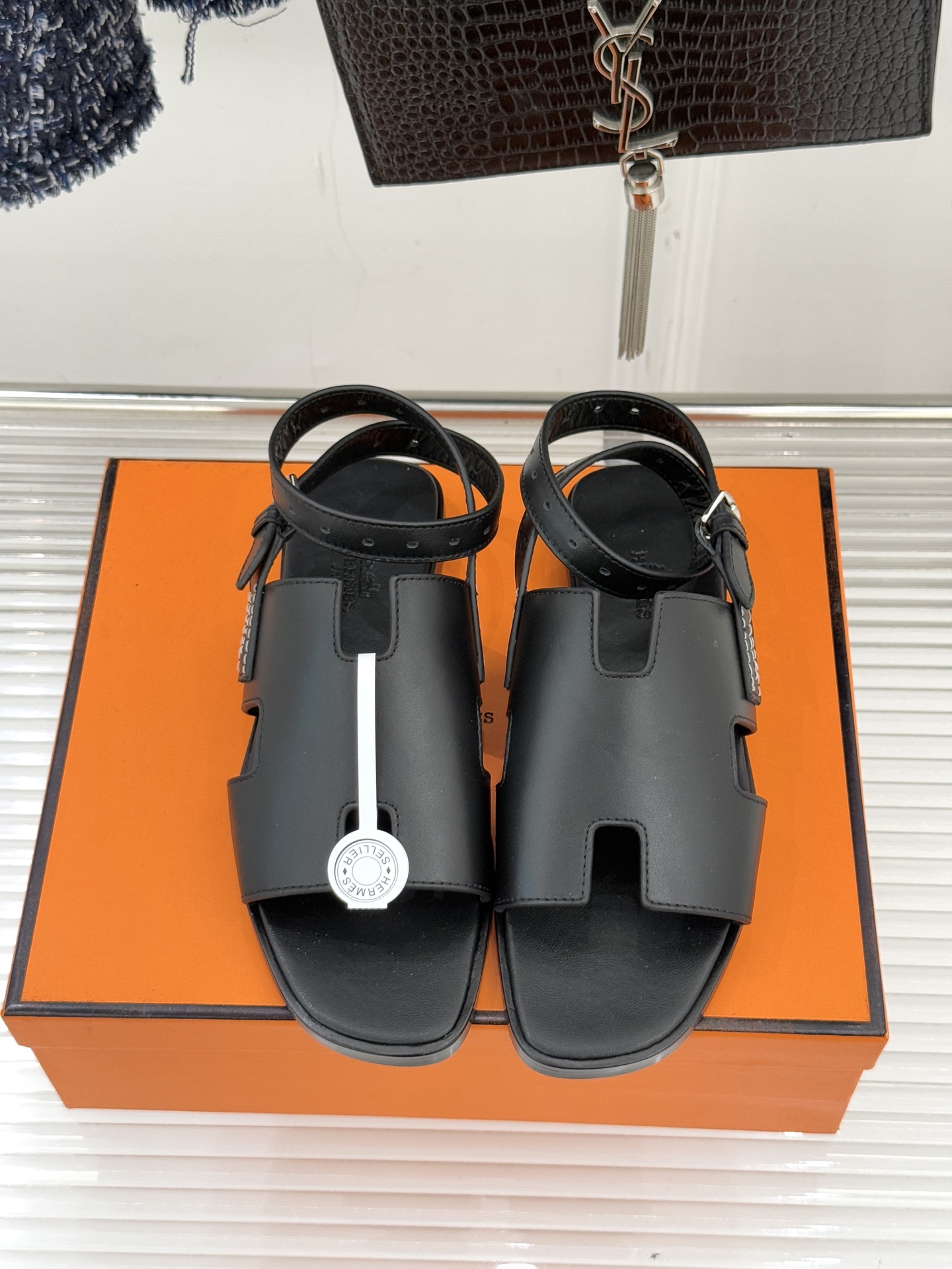 （配原版飞机盒）Hermès/爱马仕万年经典平底H拖鞋将简约美学与极致工艺完美融合。平底款式 回归舒适本