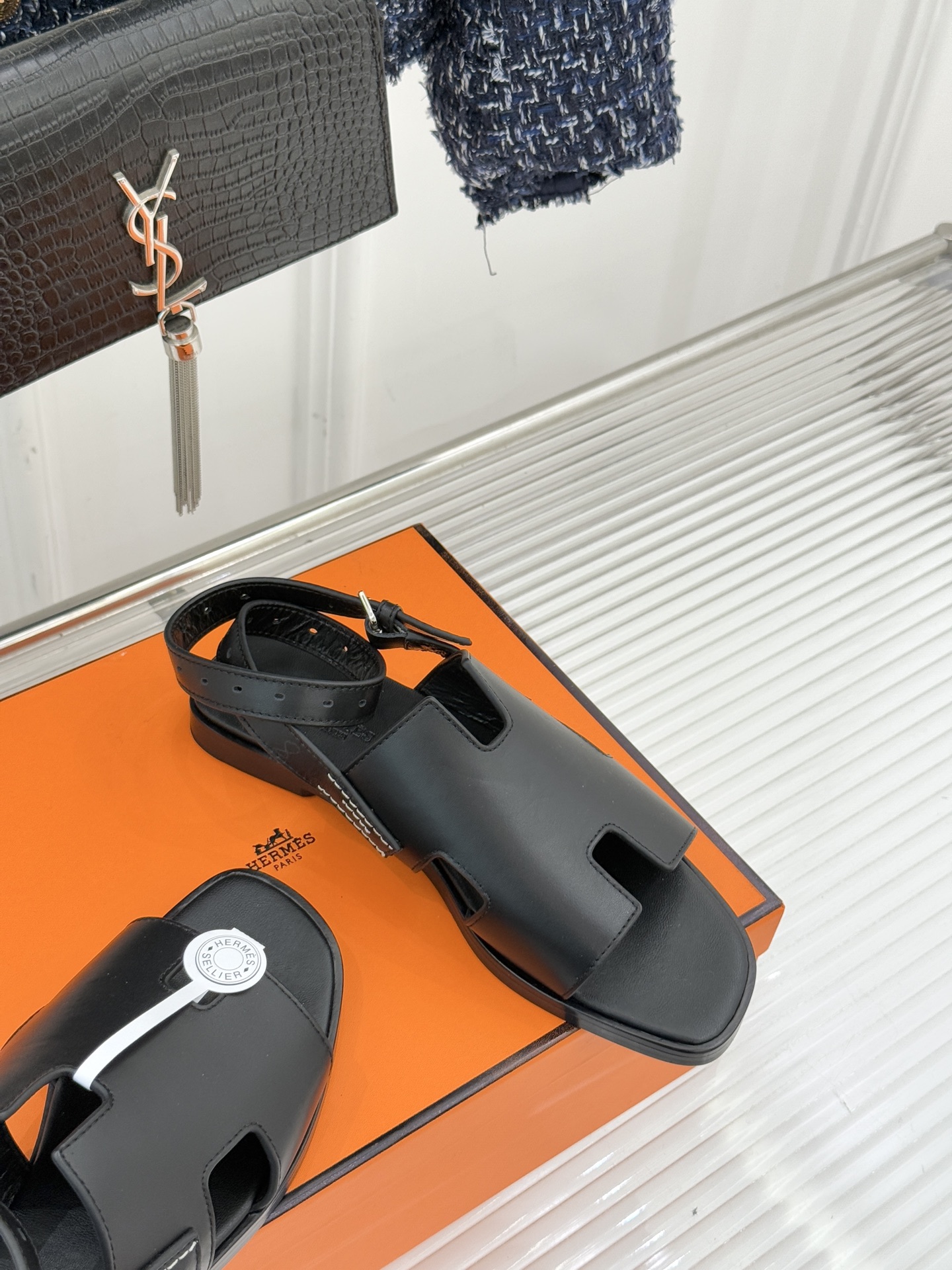 （配原版飞机盒）Hermès/爱马仕万年经典平底H拖鞋将简约美学与极致工艺完美融合。平底款式 回归舒适本