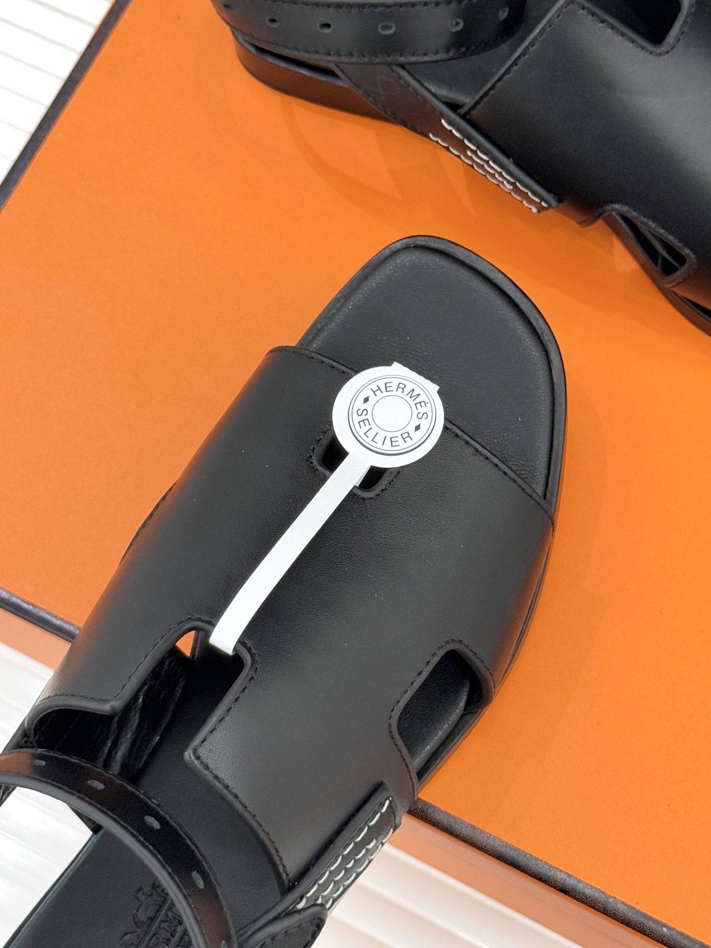 （配原版飞机盒）Hermès/爱马仕万年经典平底H拖鞋将简约美学与极致工艺完美融合。平底款式 回归舒适本