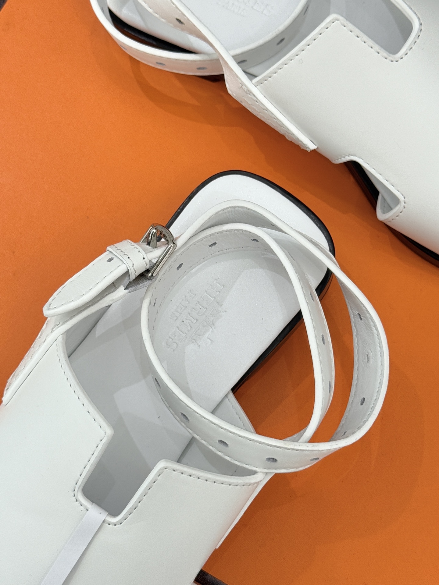 （配原版飞机盒）Hermès/爱马仕万年经典平底H拖鞋将简约美学与极致工艺完美融合。平底款式 回归舒适本