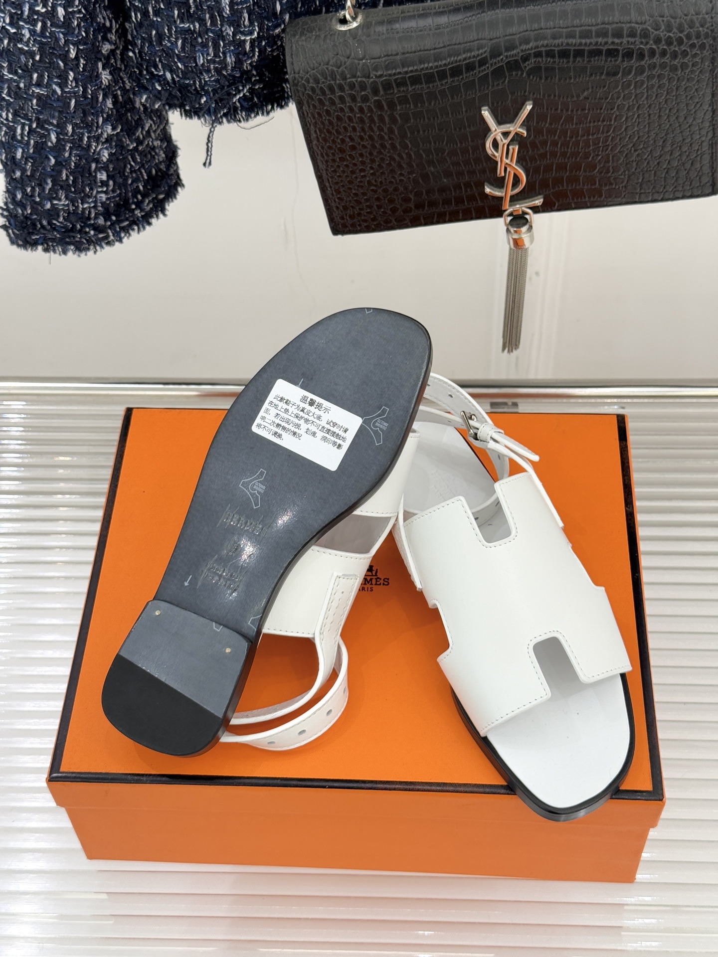 （配原版飞机盒）Hermès/爱马仕万年经典平底H拖鞋将简约美学与极致工艺完美融合。平底款式 回归舒适本