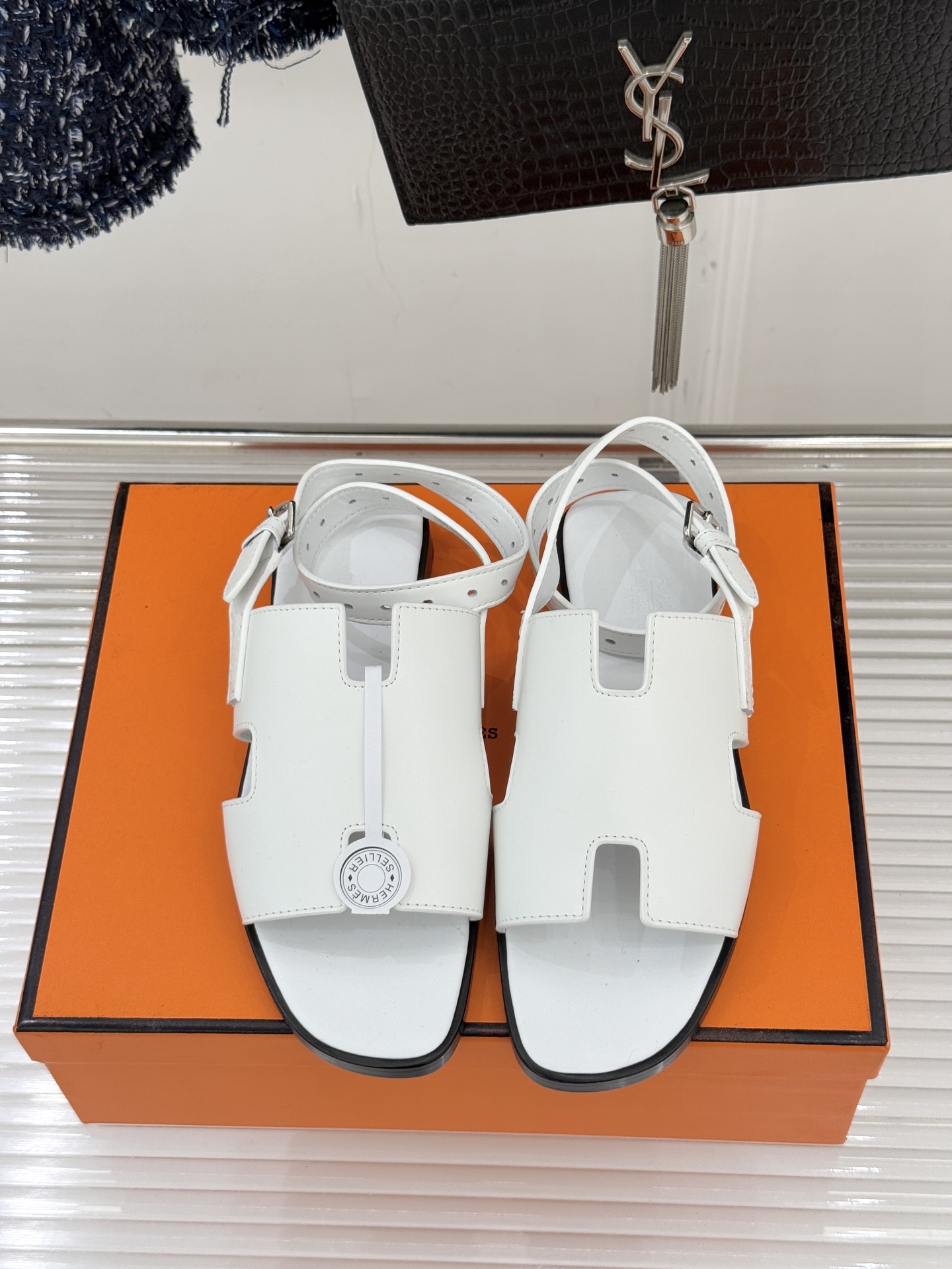 （配原版飞机盒）Hermès/爱马仕万年经典平底H拖鞋将简约美学与极致工艺完美融合。平底款式 回归舒适本