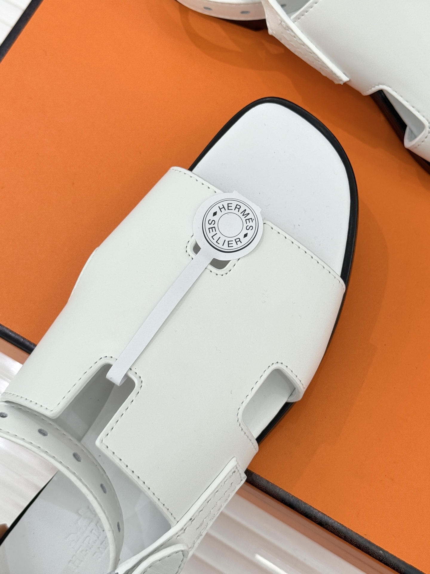 （配原版飞机盒）Hermès/爱马仕万年经典平底H拖鞋将简约美学与极致工艺完美融合。平底款式 回归舒适本