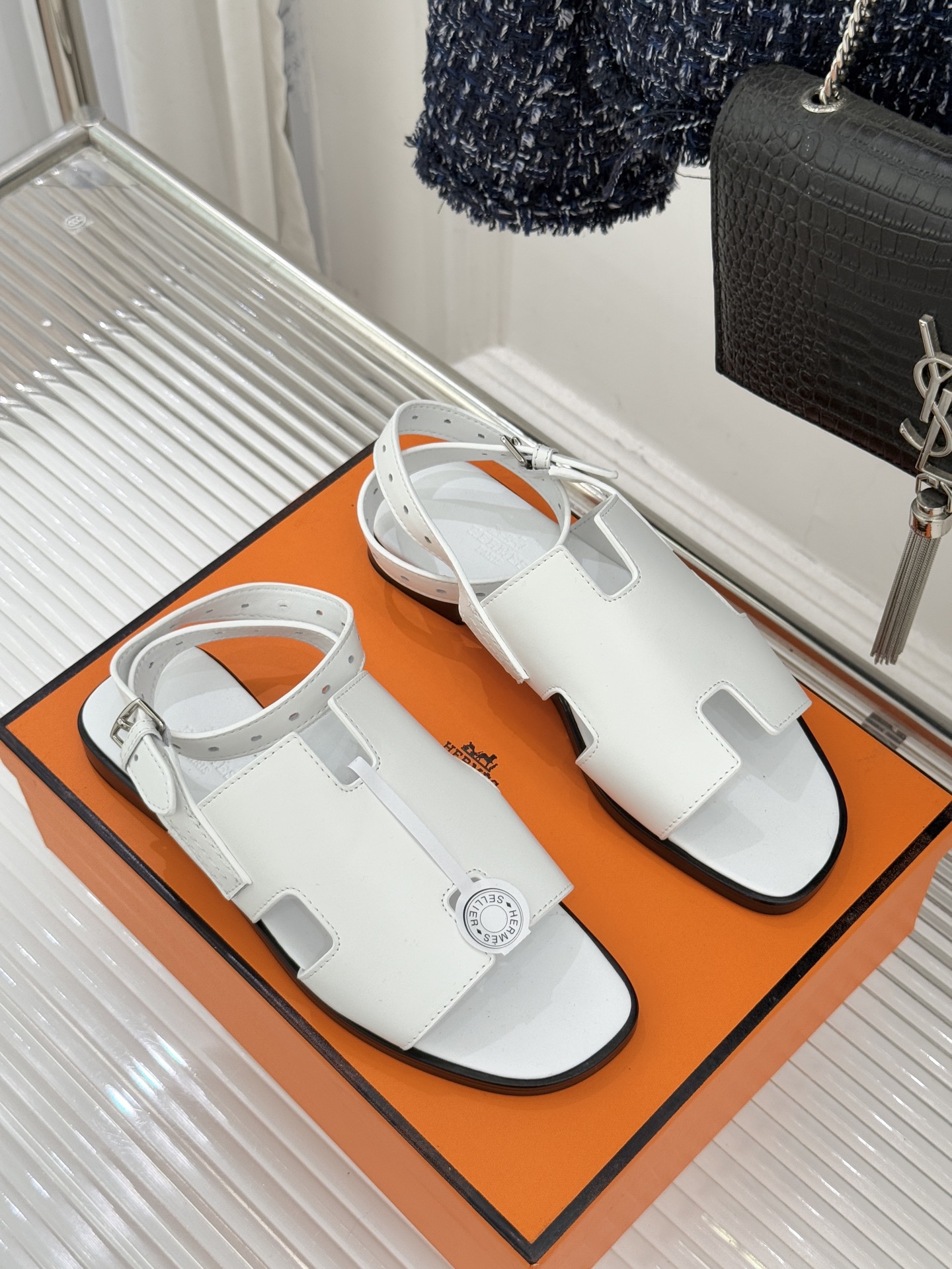 （配原版飞机盒）Hermès/爱马仕万年经典平底H拖鞋将简约美学与极致工艺完美融合。平底款式 回归舒适本