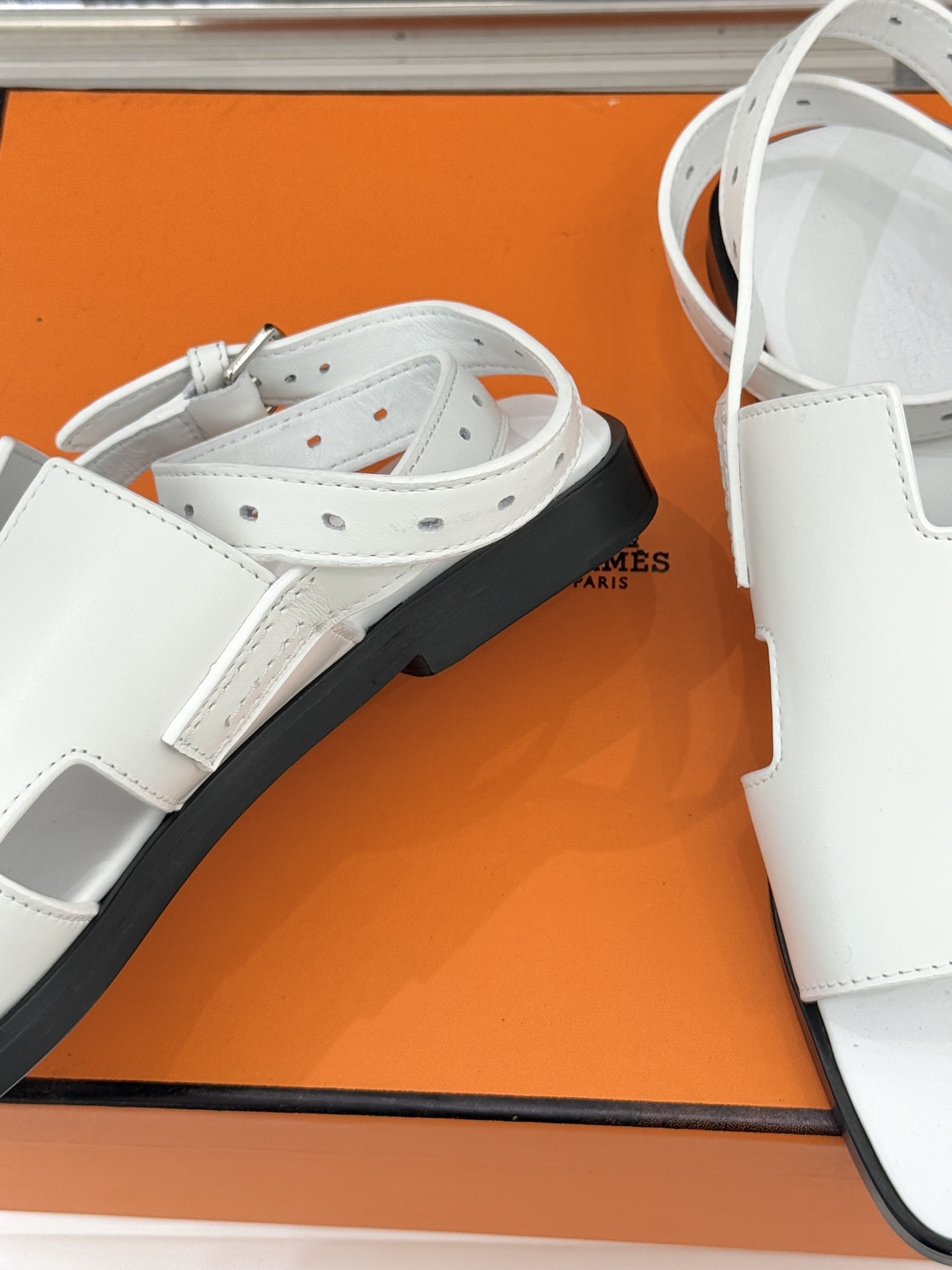 （配原版飞机盒）Hermès/爱马仕万年经典平底H拖鞋将简约美学与极致工艺完美融合。平底款式 回归舒适本