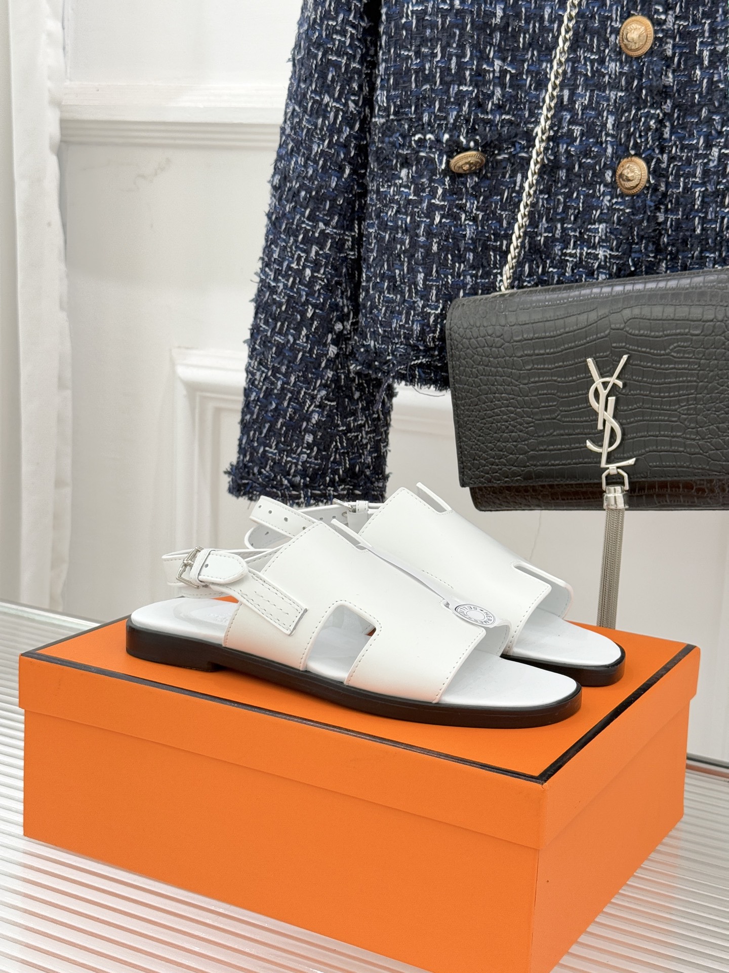 （配原版飞机盒）Hermès/爱马仕万年经典平底H拖鞋将简约美学与极致工艺完美融合。平底款式 回归舒适本